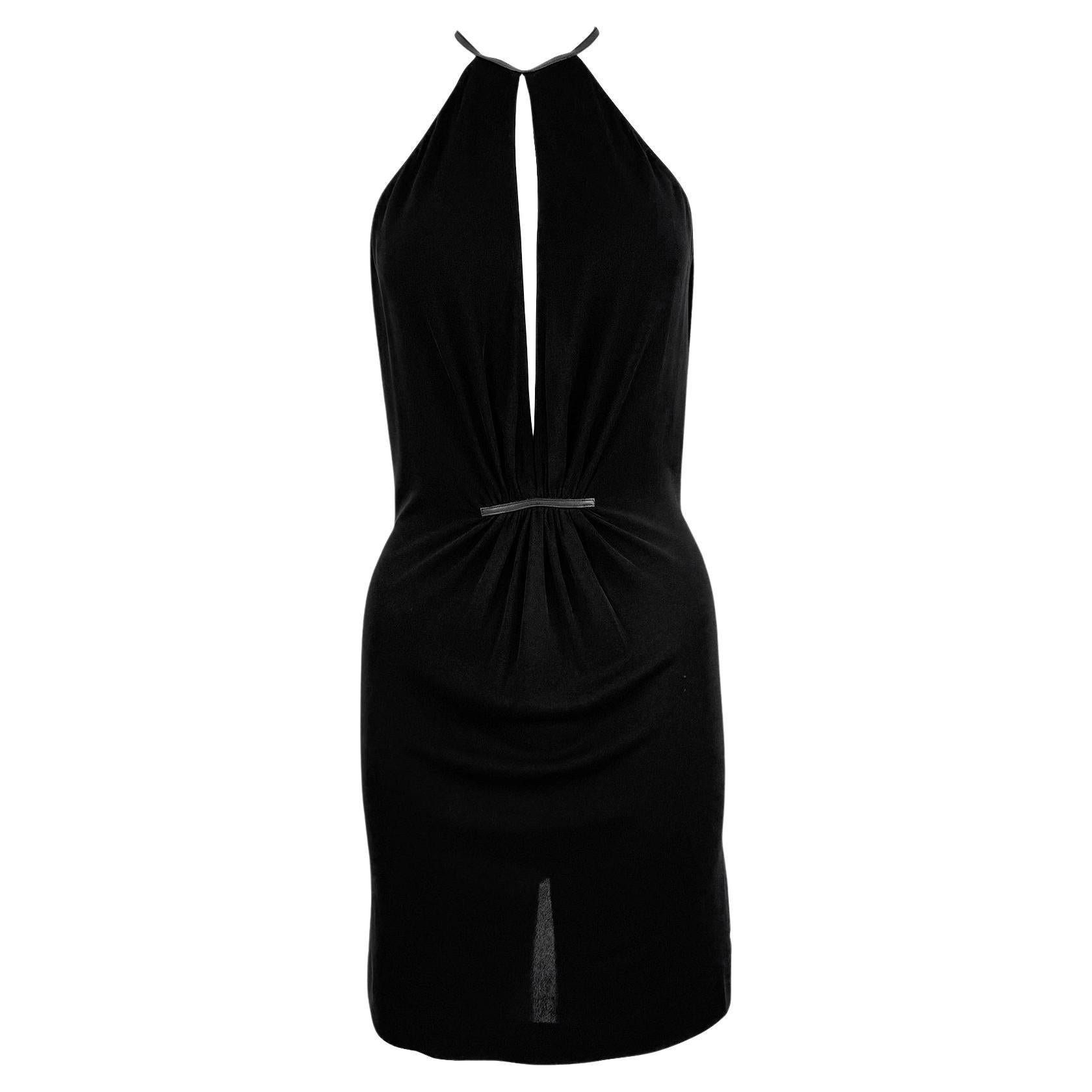 1999 Gucci by Tom Ford Minivestido sin espalda de viscosa con ribetes de cuero negro y escote profundo en venta