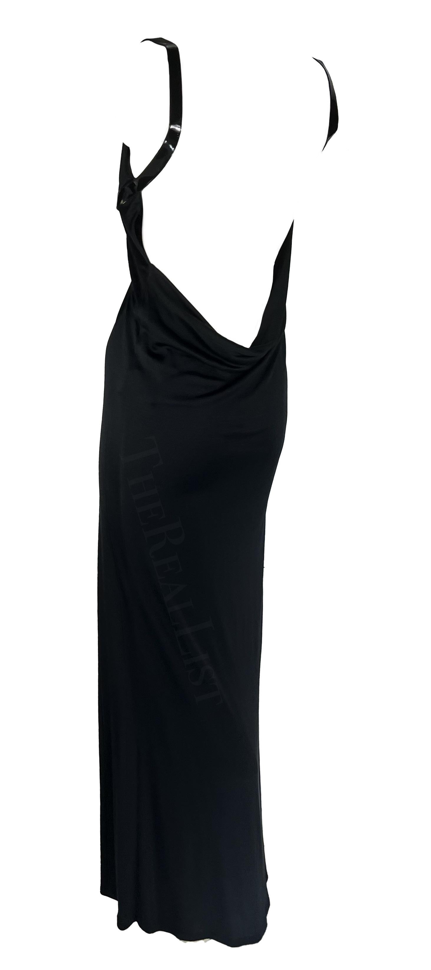 Ich präsentiere ein wunderschönes rückenfreies Kleid aus schwarzer Seide, entworfen von Tom Ford für Gucci im Jahr 1999. Die Lacklederriemen wickeln sich elegant vom Rundhalsausschnitt um die Schultern und hinten unter der Brust und bilden ein