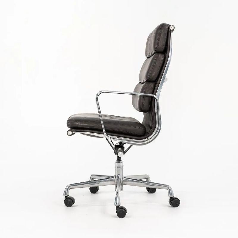 1999 Herman Miller Eames Aluminum Group Soft Pad Executive Desk Chair in Leather In Good Condition For Sale In Philadelphia, PA