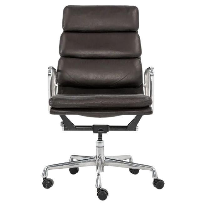 Chaise de bureau de direction Eames Aluminum Group Soft Pad en cuir Herman Miller 1999 en vente