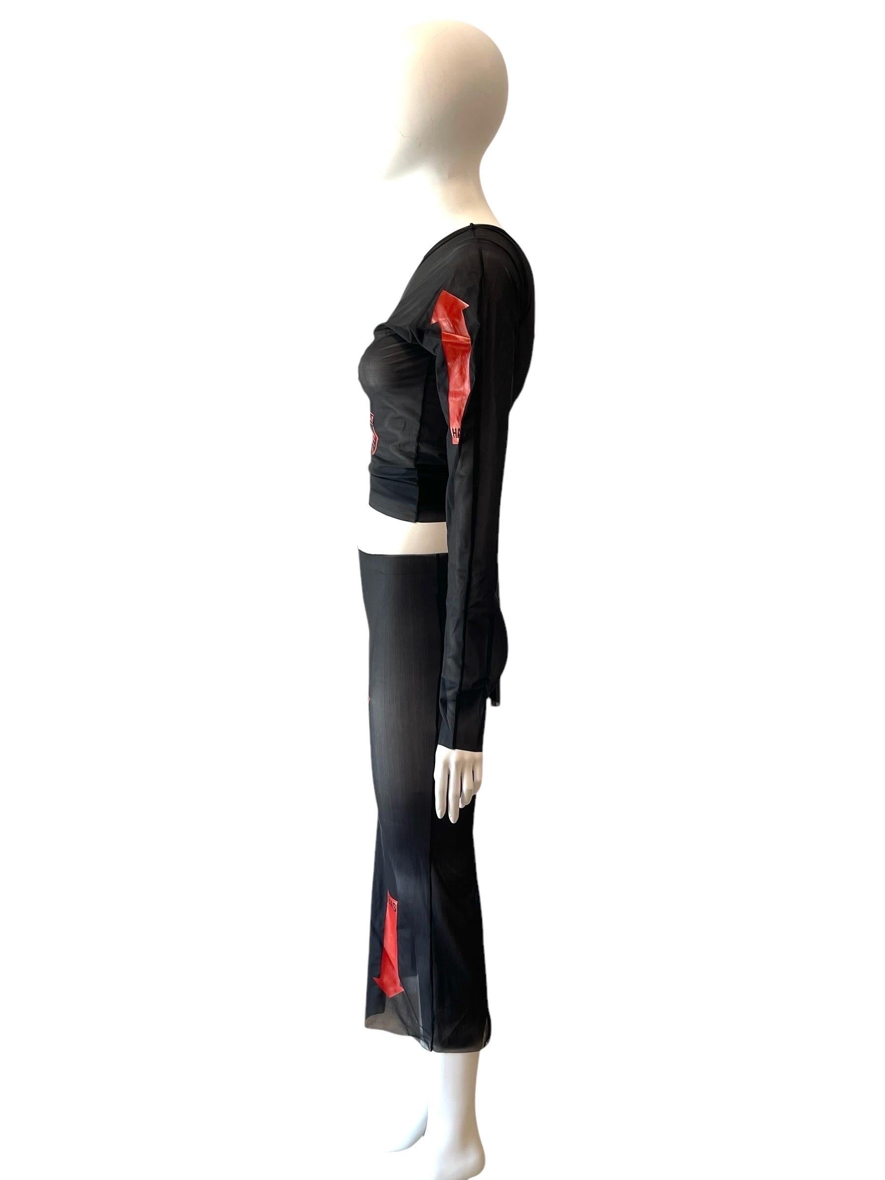 1999 JEAN PAUL GAULTIER Fragile set di top e gonna

Fabrice: Nylon elasticizzato trasparente

Condit: Molto buono, qualche segno di usura

TOP: taglia aperta, in quanto i lacci sono chiusi sul lato - GONNA: Vita: da indossare bassa: 30-38