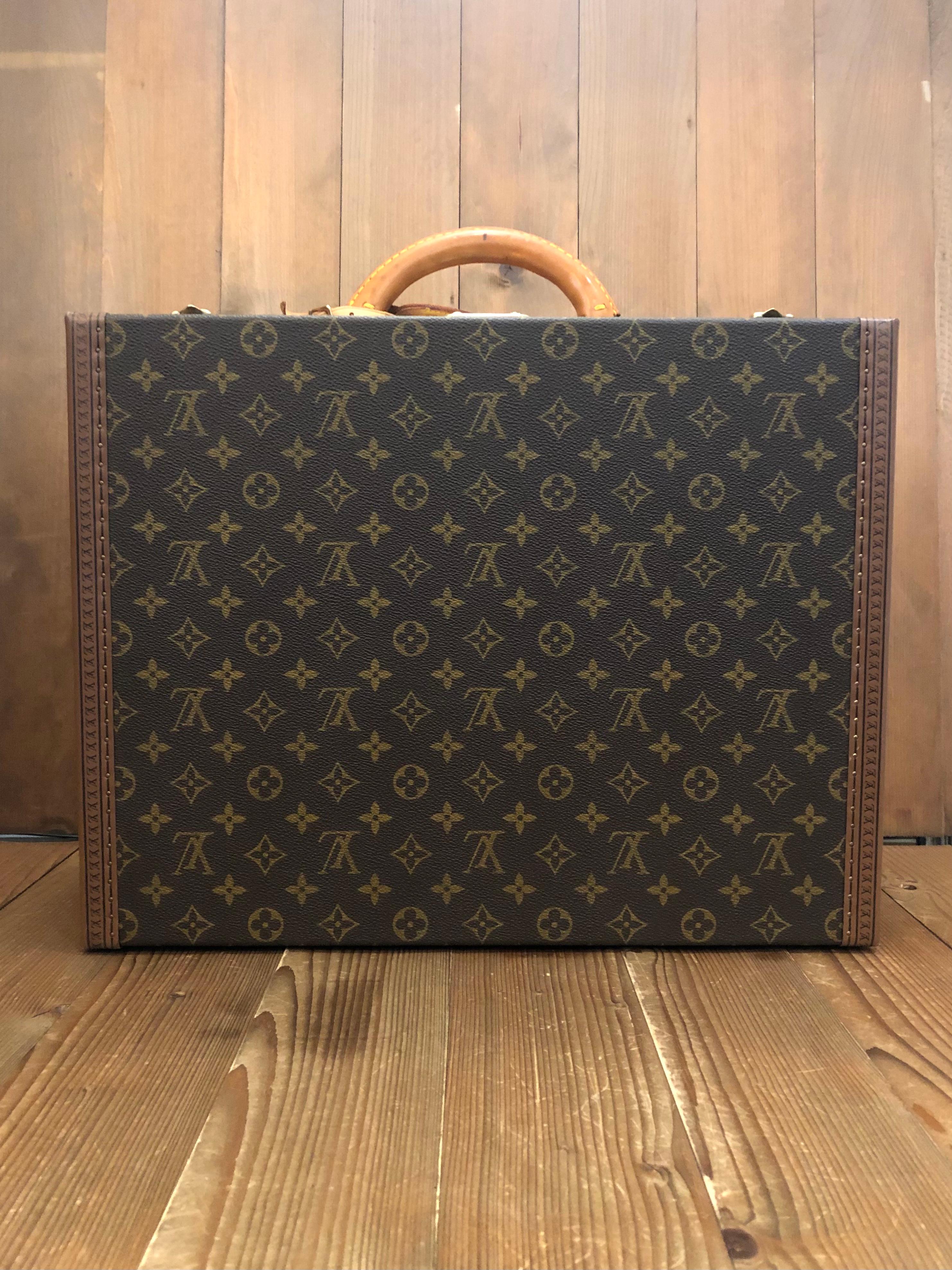 1999 LOUIS VUITTON Super President trunk case in monogram canvas and vachetta leather. Made in France with Date code AS 0959. Measures approximately 17.5 x 13.5 x 6.75 inches. No key.

Condition: Minor signs of use. Generally in very good