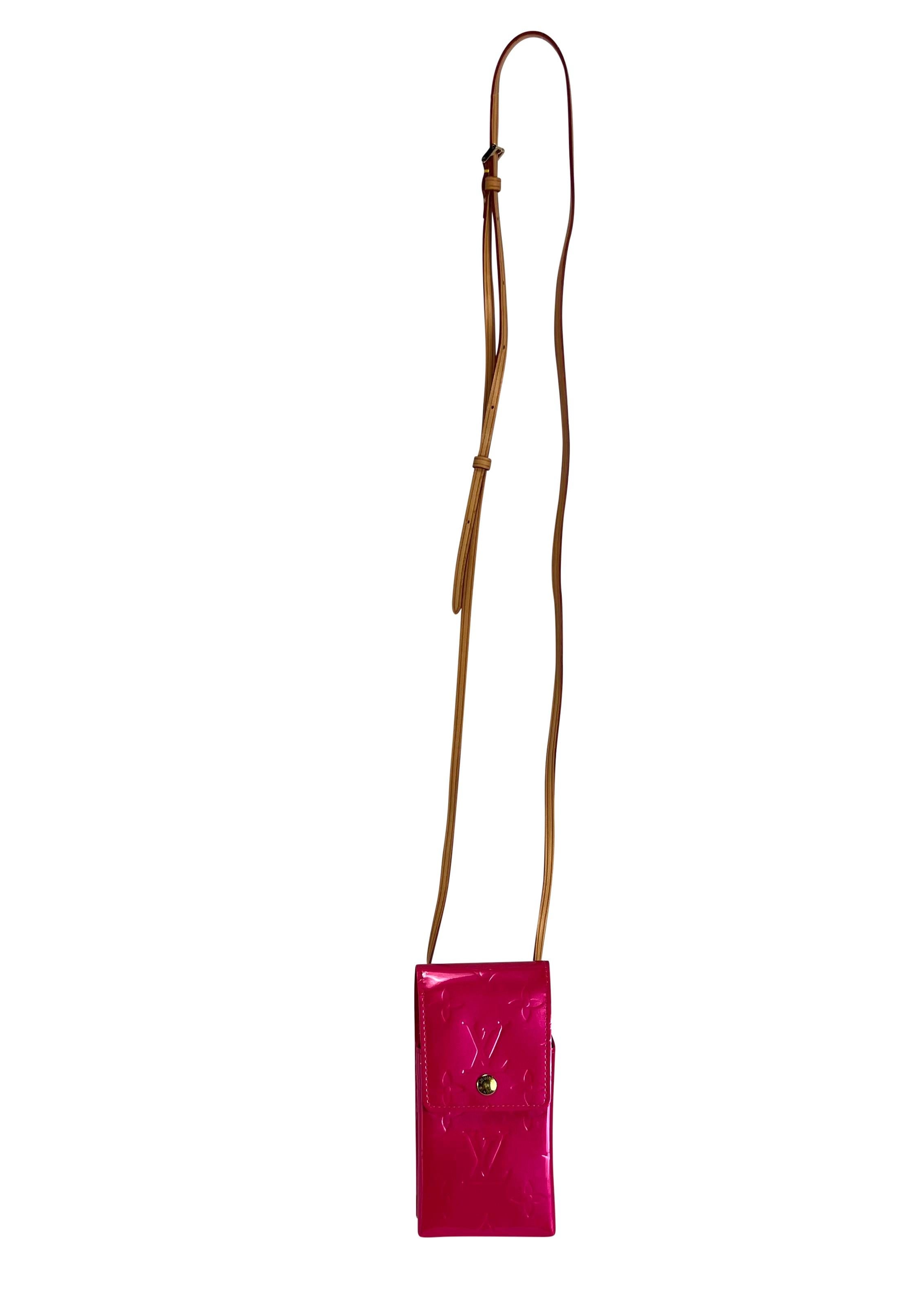 Ich präsentiere eine fabelhafte Louis Vuitton Vernis Handytasche in Pink. Diese fantastische Minitasche/Handyhalter aus dem Jahr 1999 besteht aus pinkfarbenem Lackleder mit dem berühmten LV-Print und ist mit einem verstellbaren Lederriemen