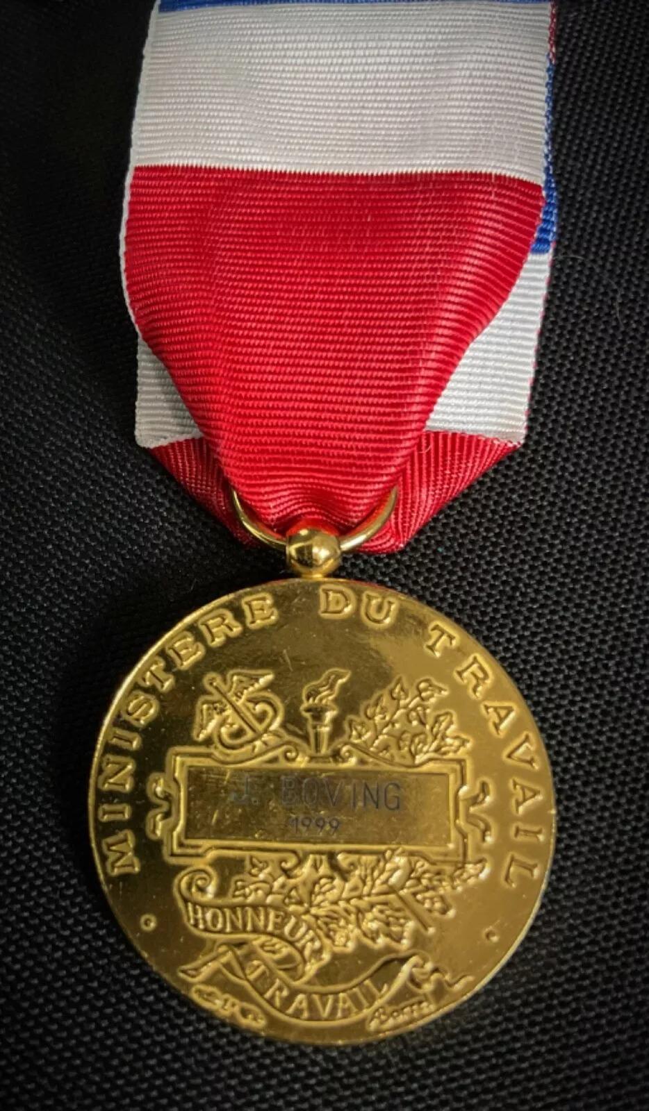 Medalla del Ministerio de Trabajo de 1999 para J. Boving en caja original - 2Y348 finales del siglo XX en venta