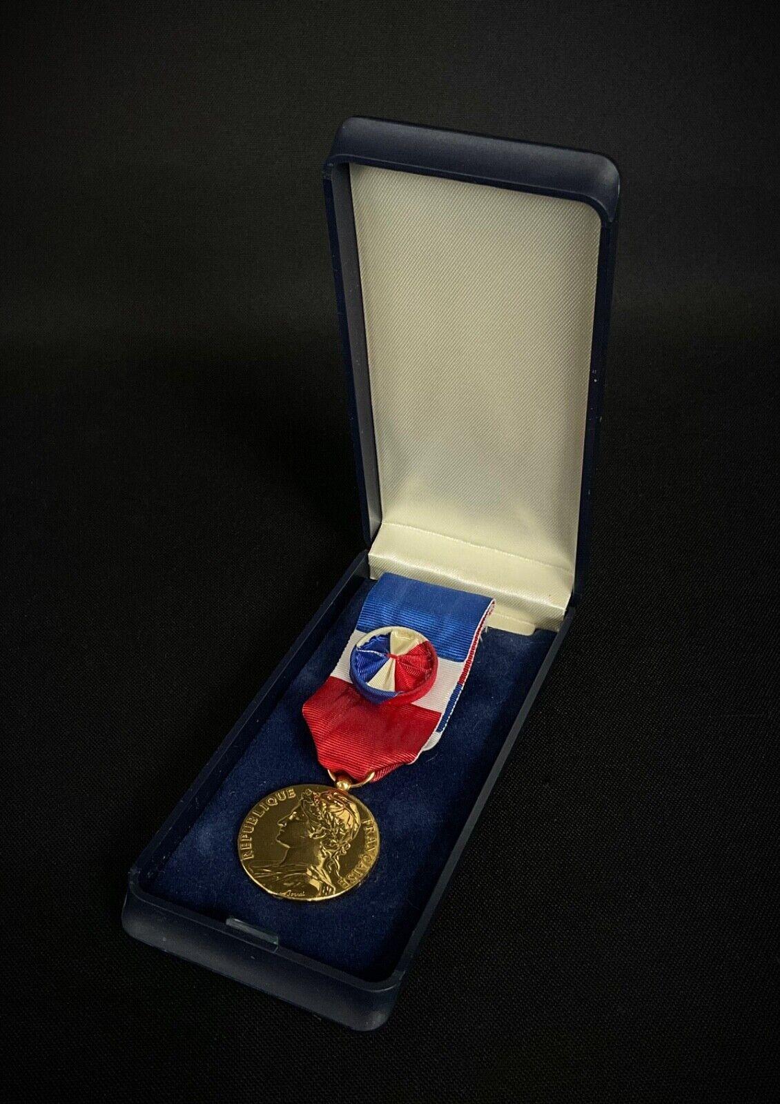 Medalla del Ministerio de Trabajo de 1999 para J. Boving en caja original - 2Y348 en venta 1