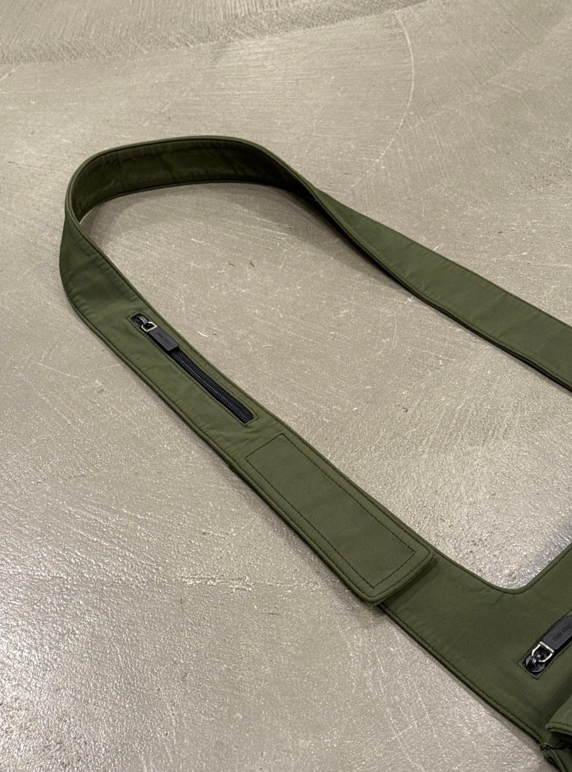 1999 Sac en nylon technique Miu Miu en vente 5