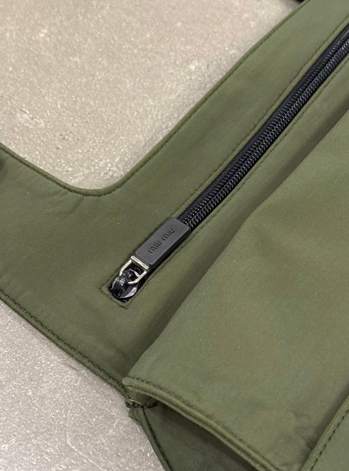 1999 Sac en nylon technique Miu Miu en vente 4