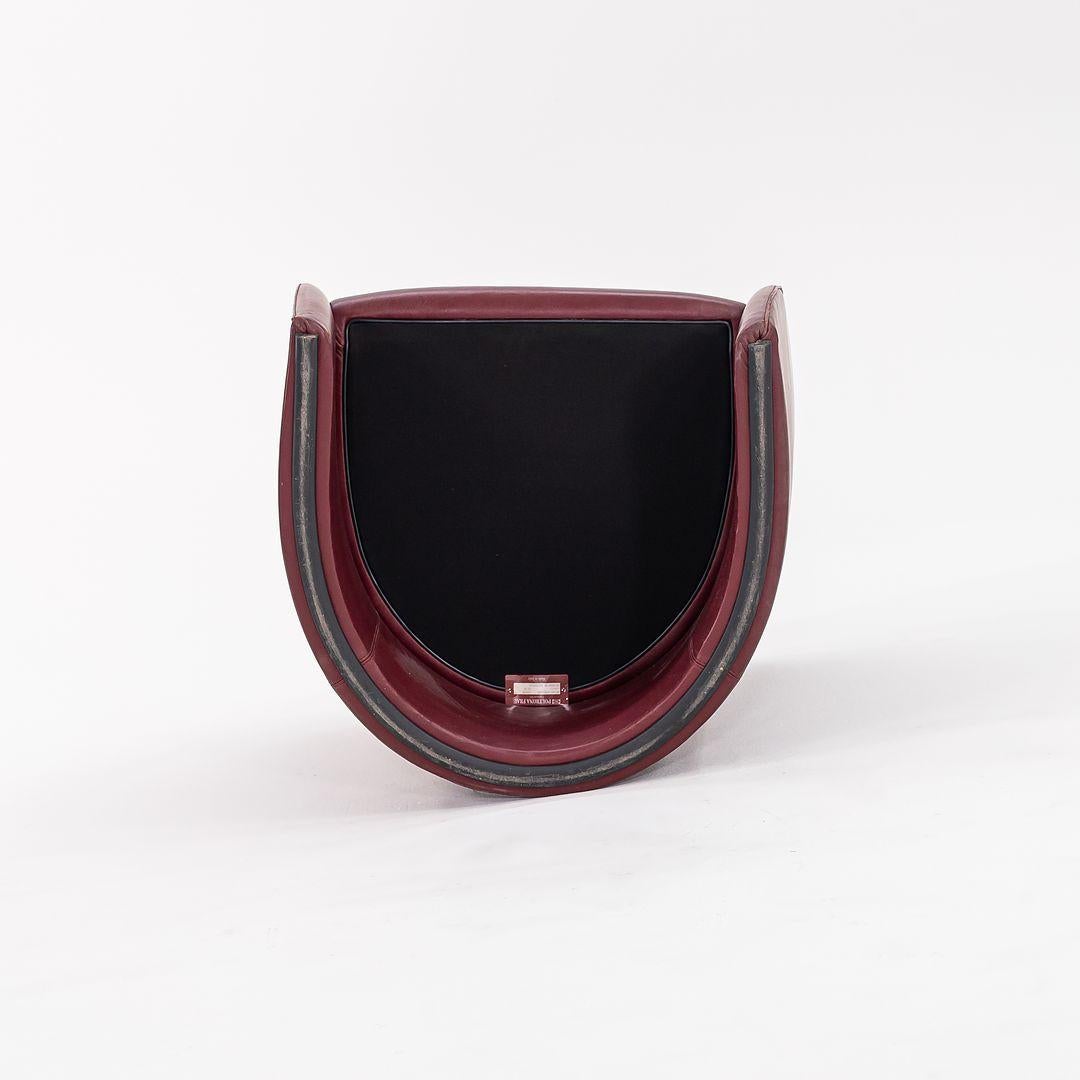 Il s'agit d'une paire de chaises Intervista Lounge, initialement conçues par Lela et Massimo Vignelli pour Poltrona Frau en 1989. Ces exemples datent de 1999 et le prix indiqué comprend la paire. Leur design rond invoque la chaise tonneau classique,
