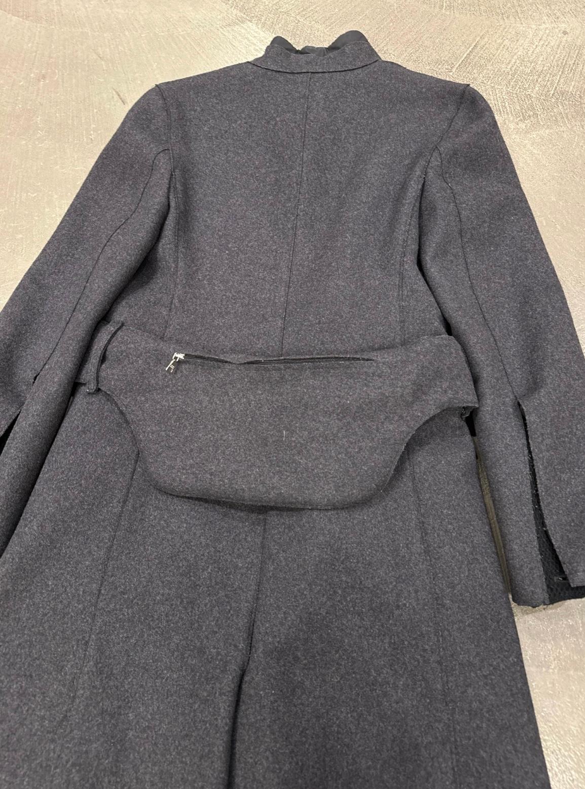 Nero 1999 Prada, cappotto in lana con tasche cargo tecniche e cintura in vendita