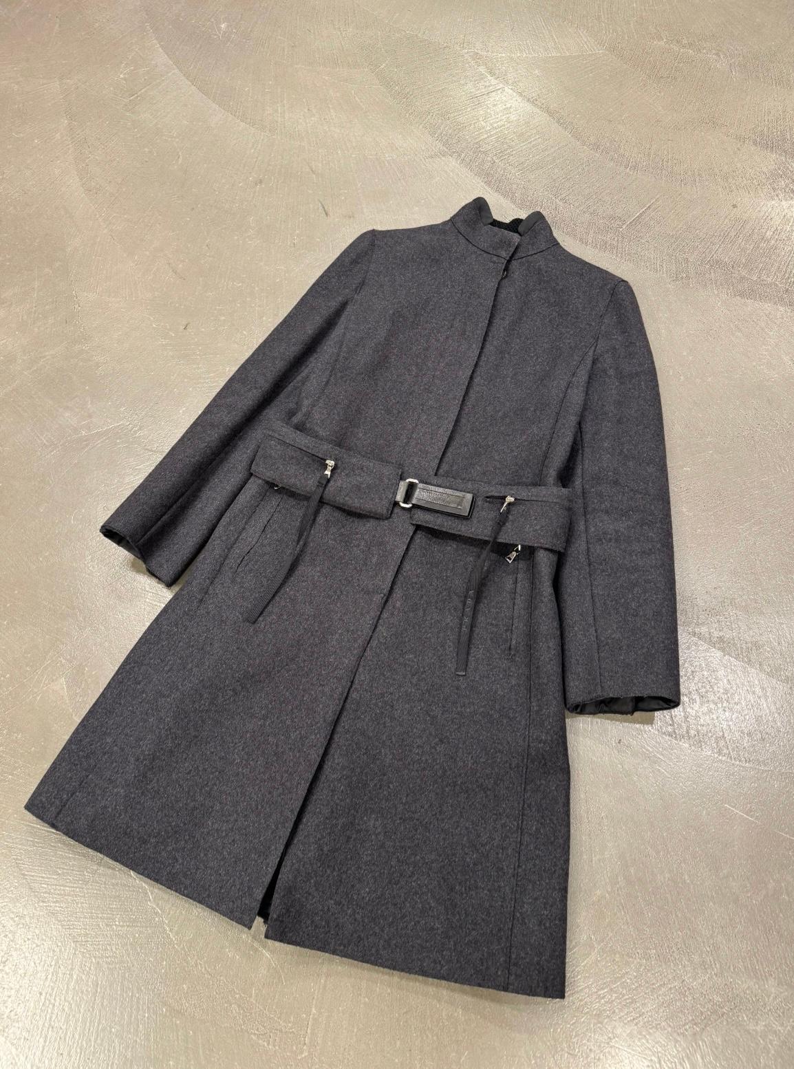 1999 Prada, cappotto in lana con tasche cargo tecniche e cintura In condizioni ottime in vendita a Milano, Lombardia