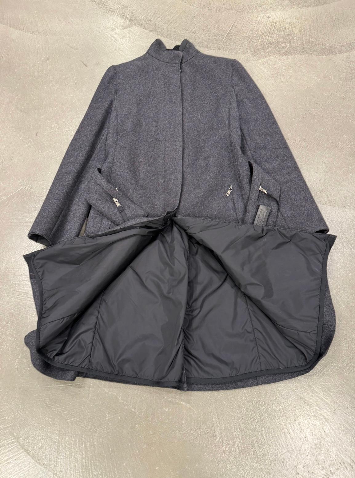 Donna 1999 Prada, cappotto in lana con tasche cargo tecniche e cintura in vendita