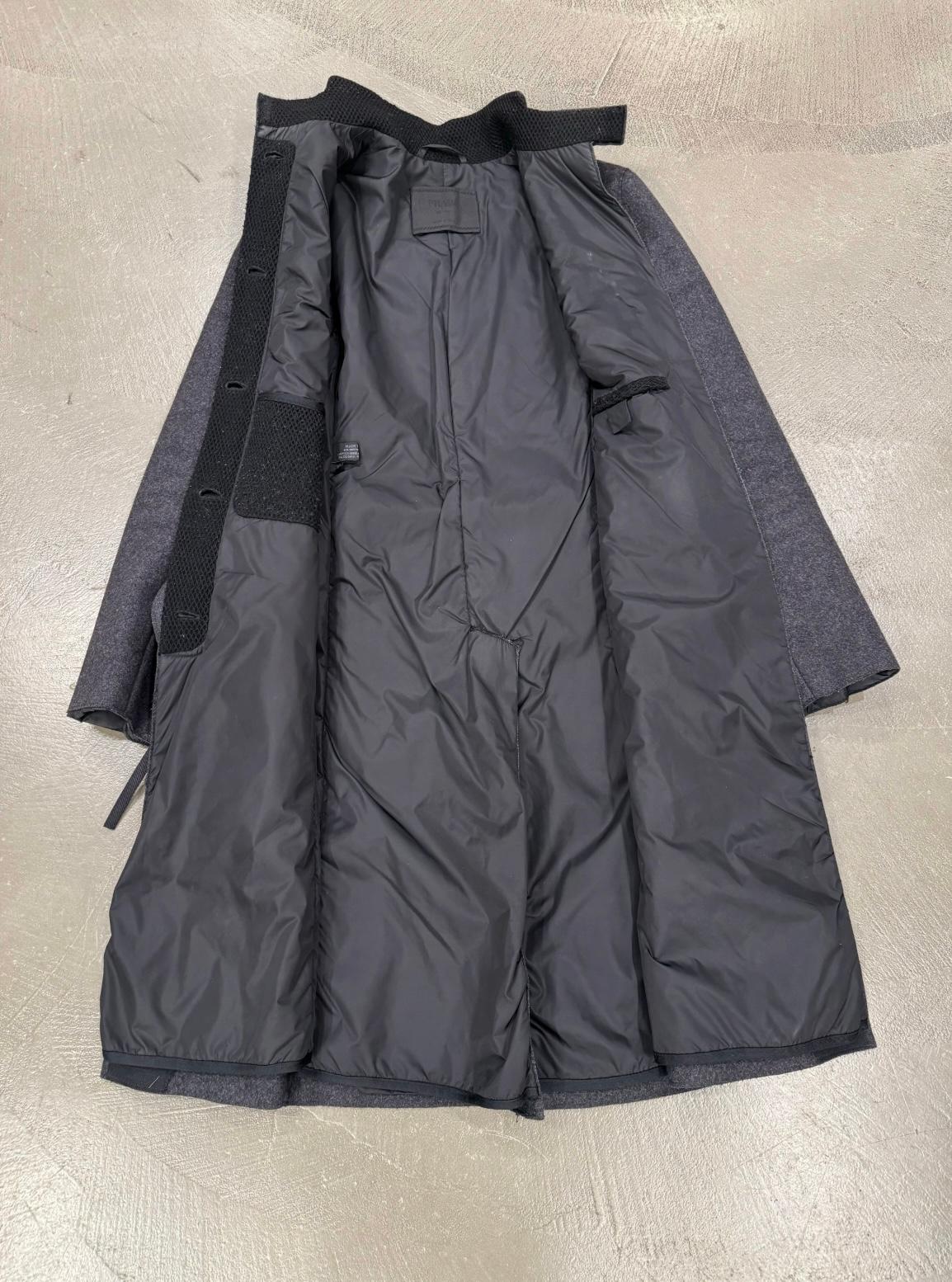 1999 Prada, cappotto in lana con tasche cargo tecniche e cintura in vendita 1