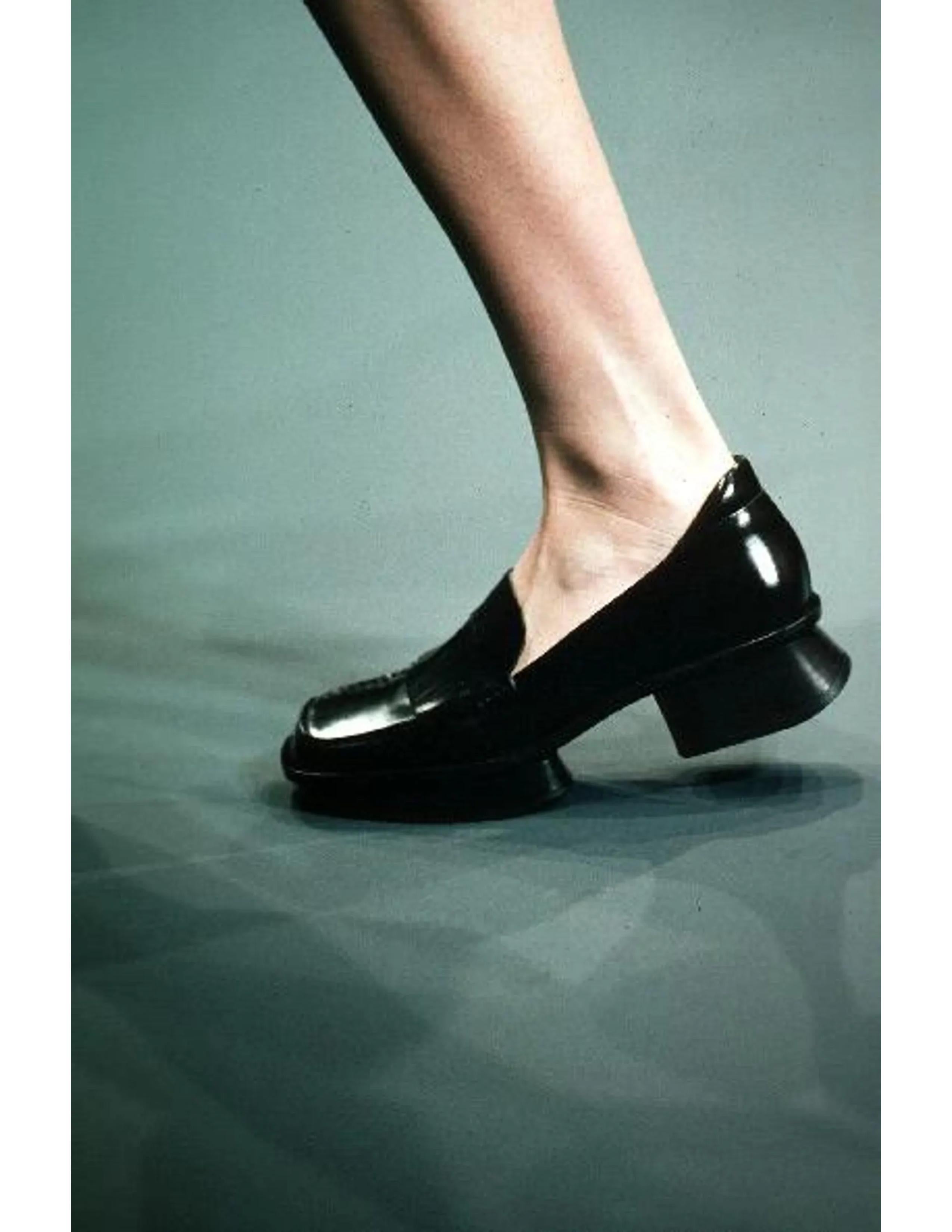 1999 Mocasines PRADA verde esmeralda de cuero y tweed con suela partida RUNWAY - 39,5 en venta 11