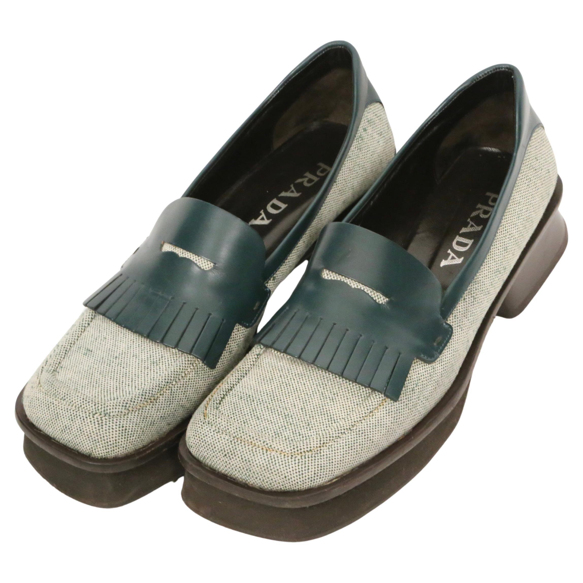 Mocasines de suela partida muy poco comunes de la colección Primavera 1999 de Miuccia Prada, vistos en la pasarela y presentados en la campaña publicitaria de la temporada. Descrita como 
