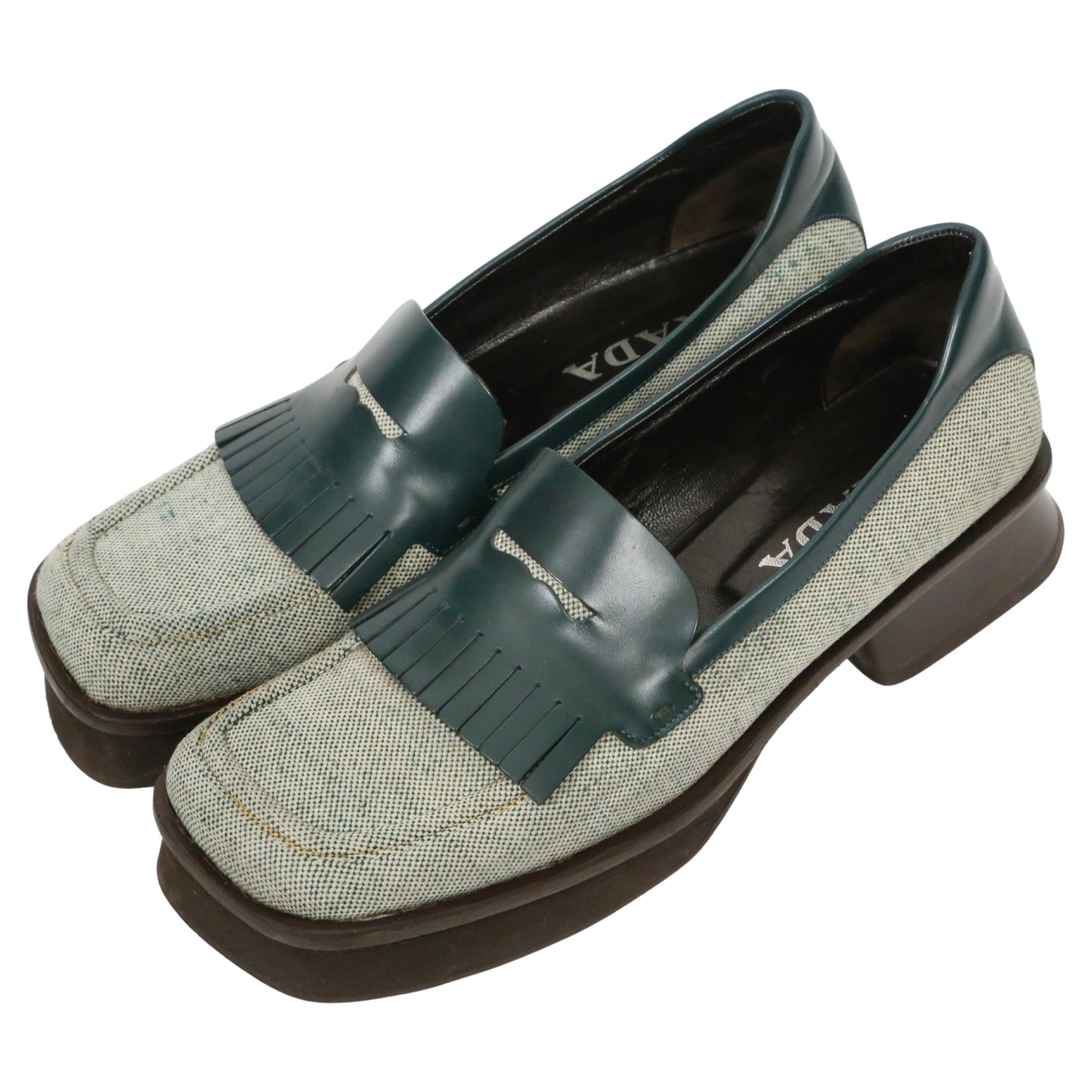 1999 Mocasines PRADA verde esmeralda de cuero y tweed con suela partida RUNWAY - 39,5 Verde en venta