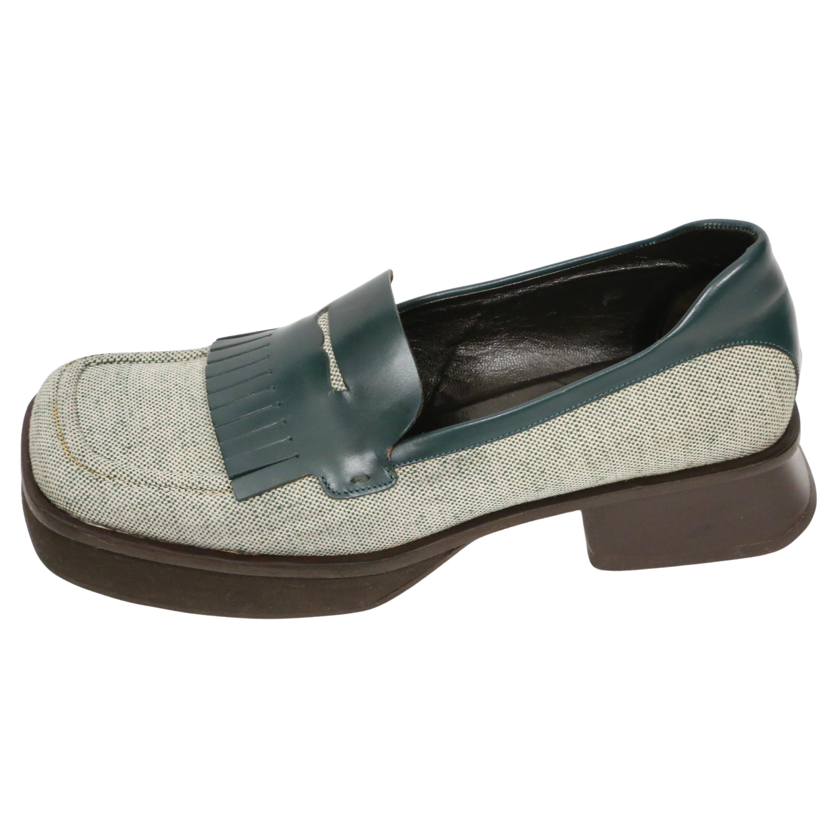 1999 Mocasines PRADA verde esmeralda de cuero y tweed con suela partida RUNWAY - 39,5 en venta 1