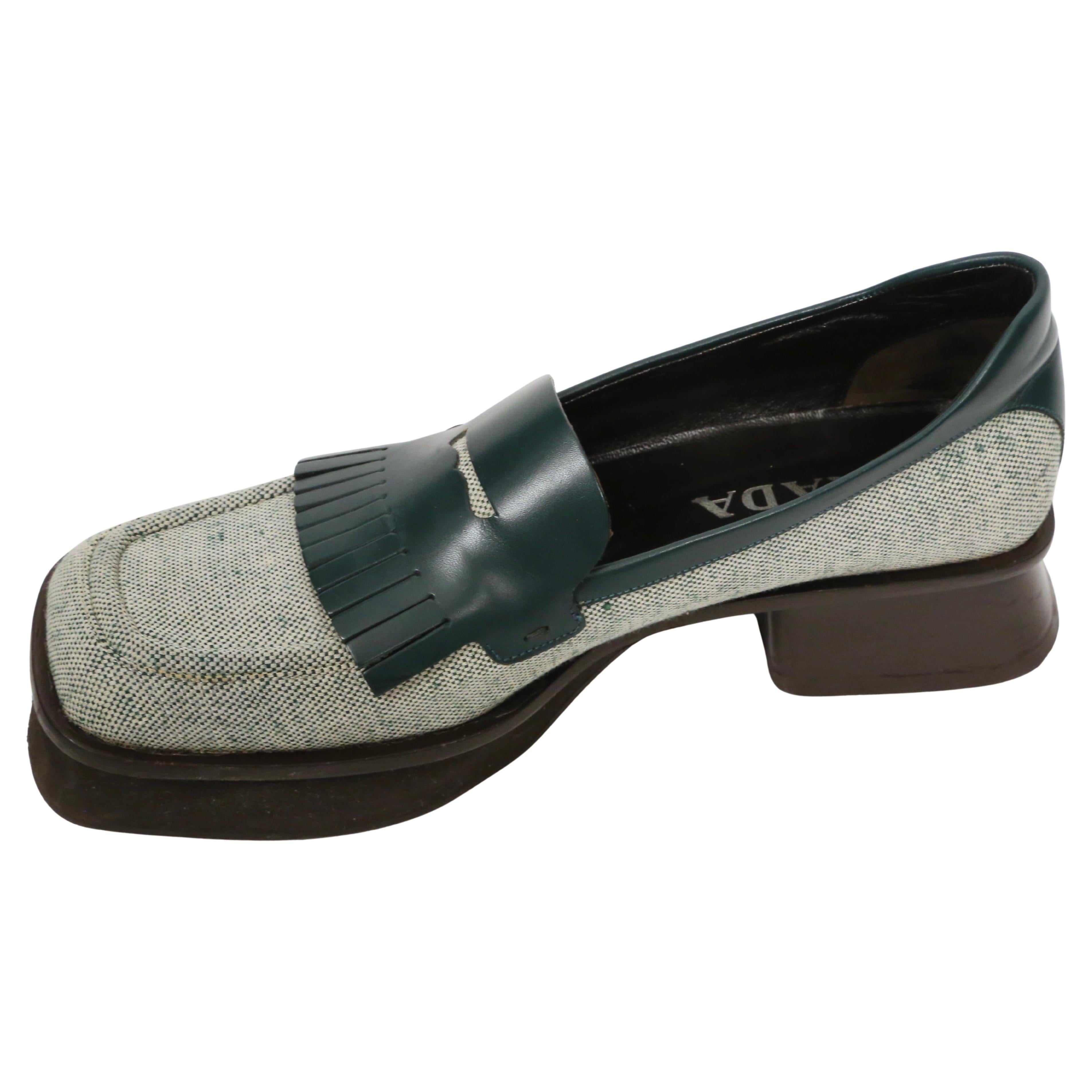 1999 Mocasines PRADA verde esmeralda de cuero y tweed con suela partida RUNWAY - 39,5 en venta 3