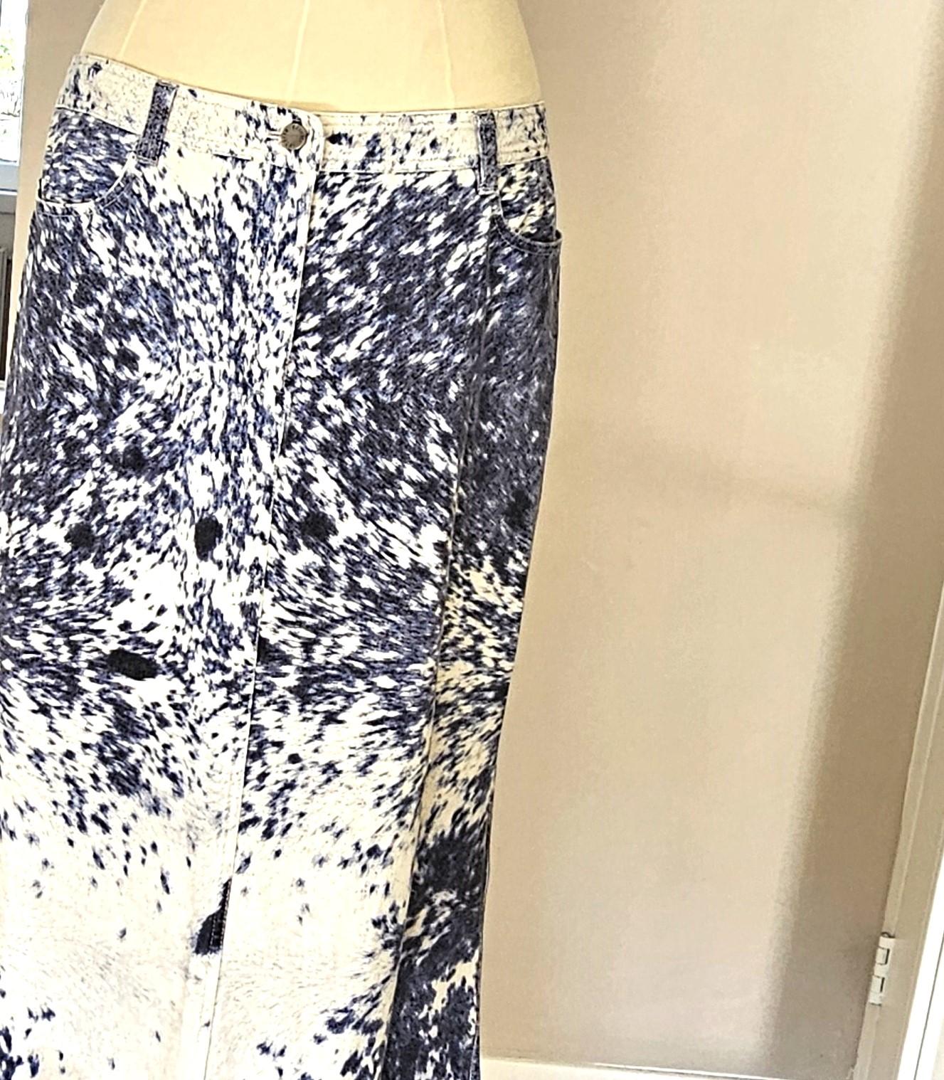 Très exceptionnelle, l'une des dernières pièces !
Compte tenu de son âge et de son caractère distinctif, la jupe longue imprimée cheval de Roberto Cavalli 1999 est devenue un objet rare et de grande collection. Les pièces de cette époque sont très