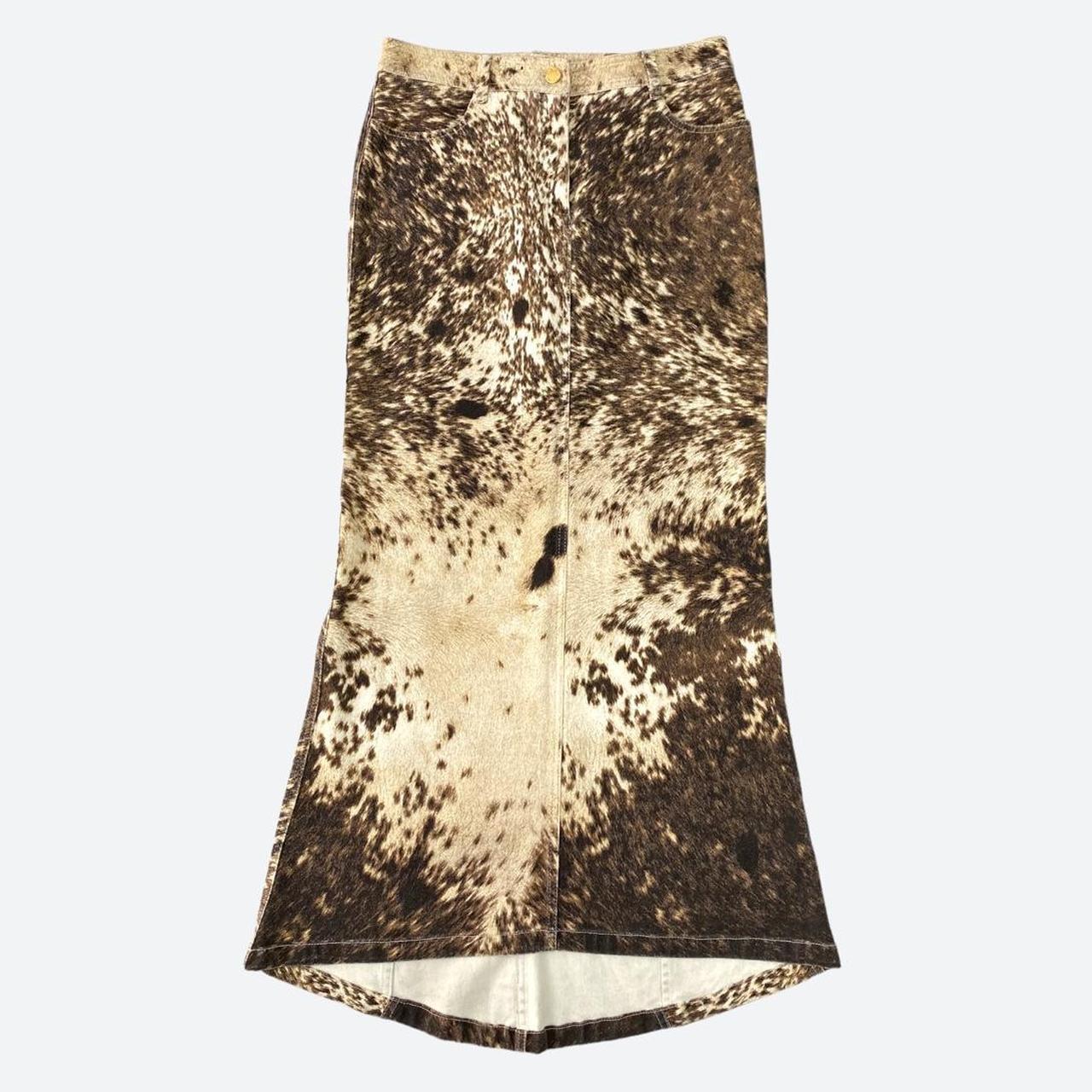 This rare cotton maxi skirt is an instantly recognizable late 90s Roberto Cavalli
design as it displays the iconic 1999 horse print, one that defined what would
become some of the most recognizable trends from the turn of the century. The
skirt is