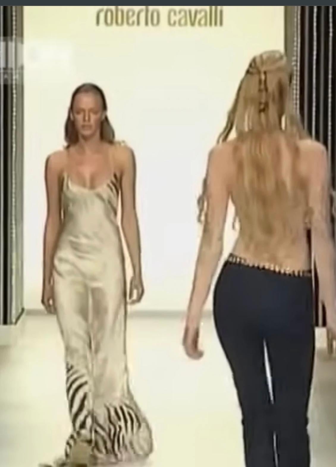 Laufstegkleid aus der Frühjahrskollektion 1999 von Roberto Cavalli. Hergestellt aus weicher und leicht transparenter Seide.

guter Zustand, normale Abnutzung, keine wesentlichen Mängel

größe M, dehnbares Material, kann mehrere Größen aufnehmen

