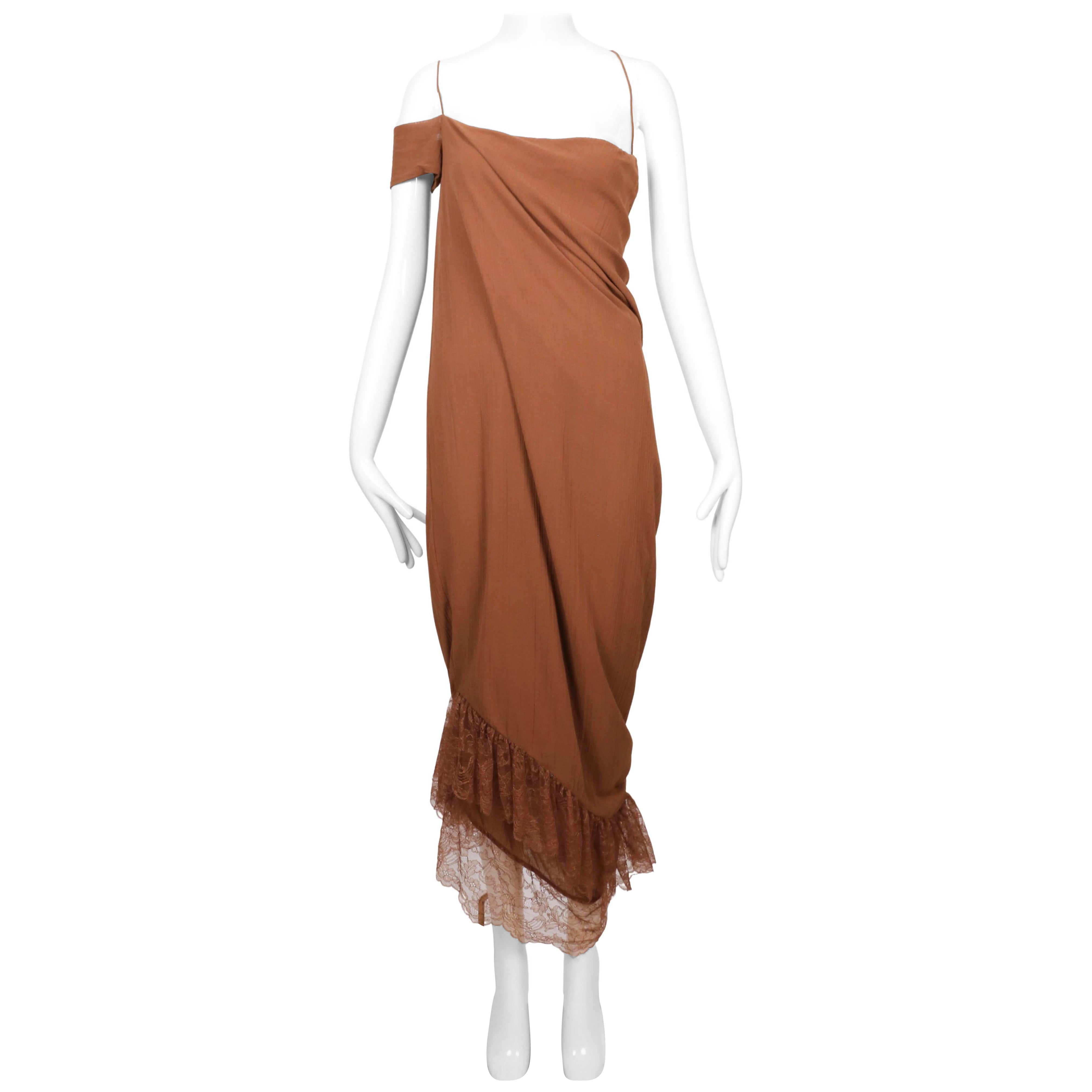 1999 Romeo Gigli, abito RUNWAY marrone cannella con rifiniture in pizzo