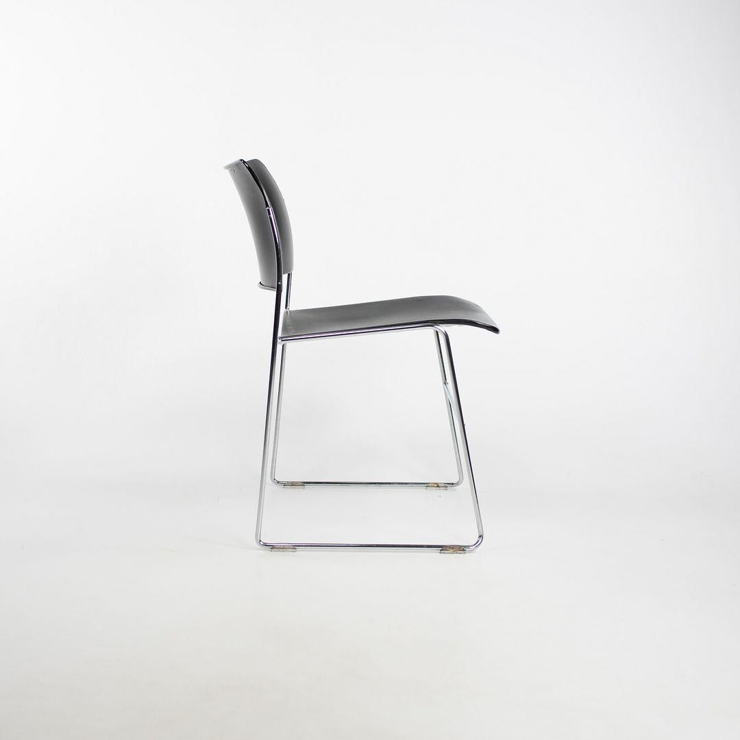 Il s'agit d'un ensemble de trois chaises 40/4, conçues à l'origine par David Rowland en 1964. Ces exemples particuliers ont été fabriqués par la société General Fireproofing Company C. C. 1999. Cette chaise emblématique a été saluée comme l'un des