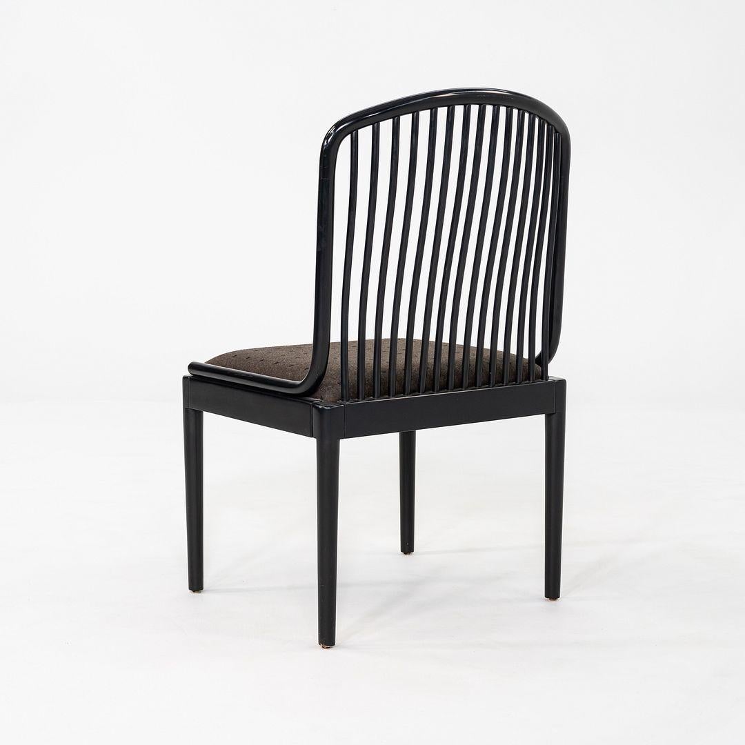 Il s'agit d'un ensemble de huit chaises sans accoudoirs Exeter Dining, conçues à l'origine par Davis Allen pour Knoll en 1993. Ces exemples particuliers datent de l'année 1999. Elles sont composées d'un cadre en bois, avec une assise rembourrée en