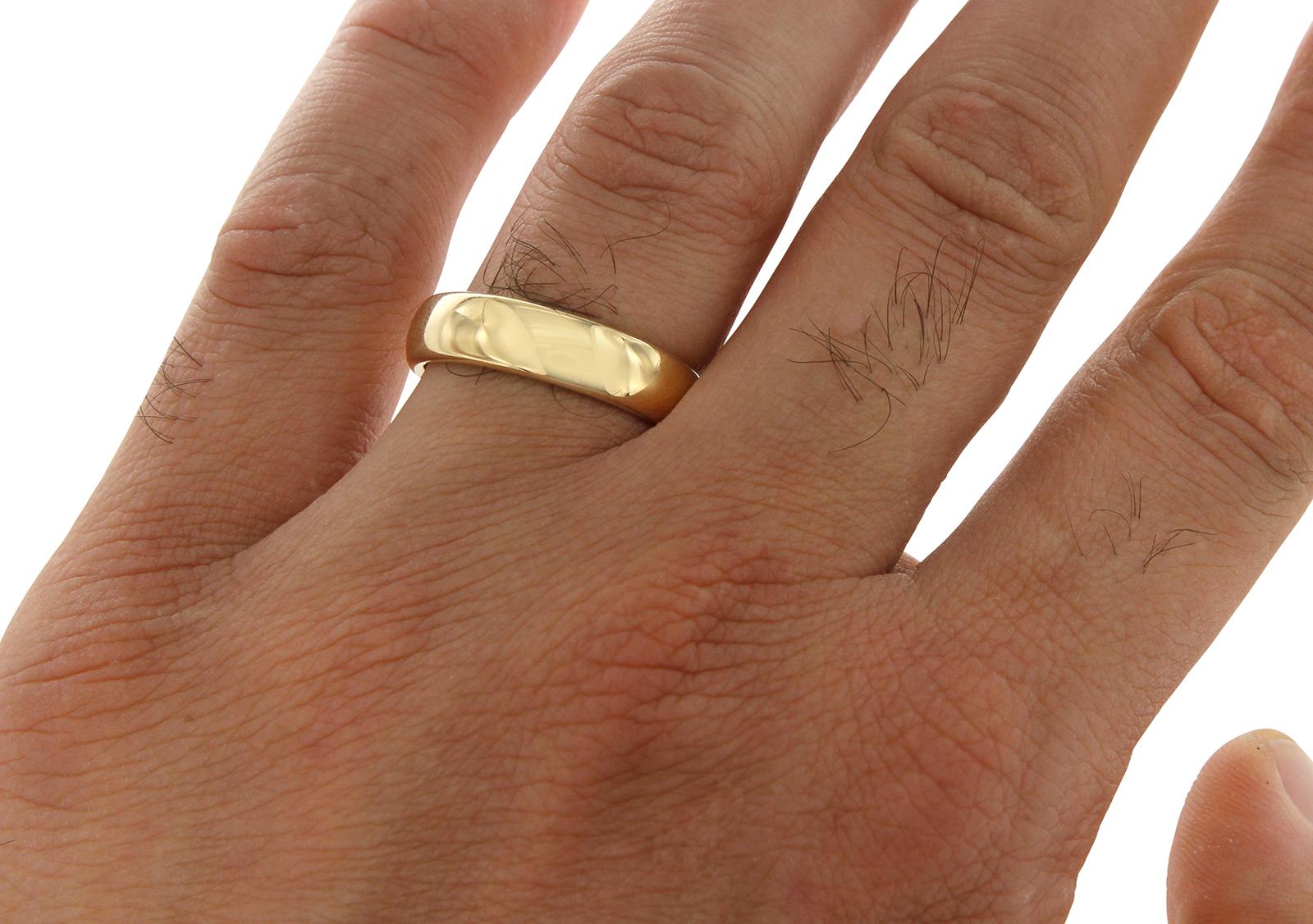 Type: Ring
Top: 6 mm
Band Width: 6 mm
Metal: Yellow Gold
Metal Purity: 18K
Hallmarks: Tiffany and Co 1999 750
Total Weight: 12 Grams
Stone Type: None
Condition: Pre-Owned
Stock Number: ED35