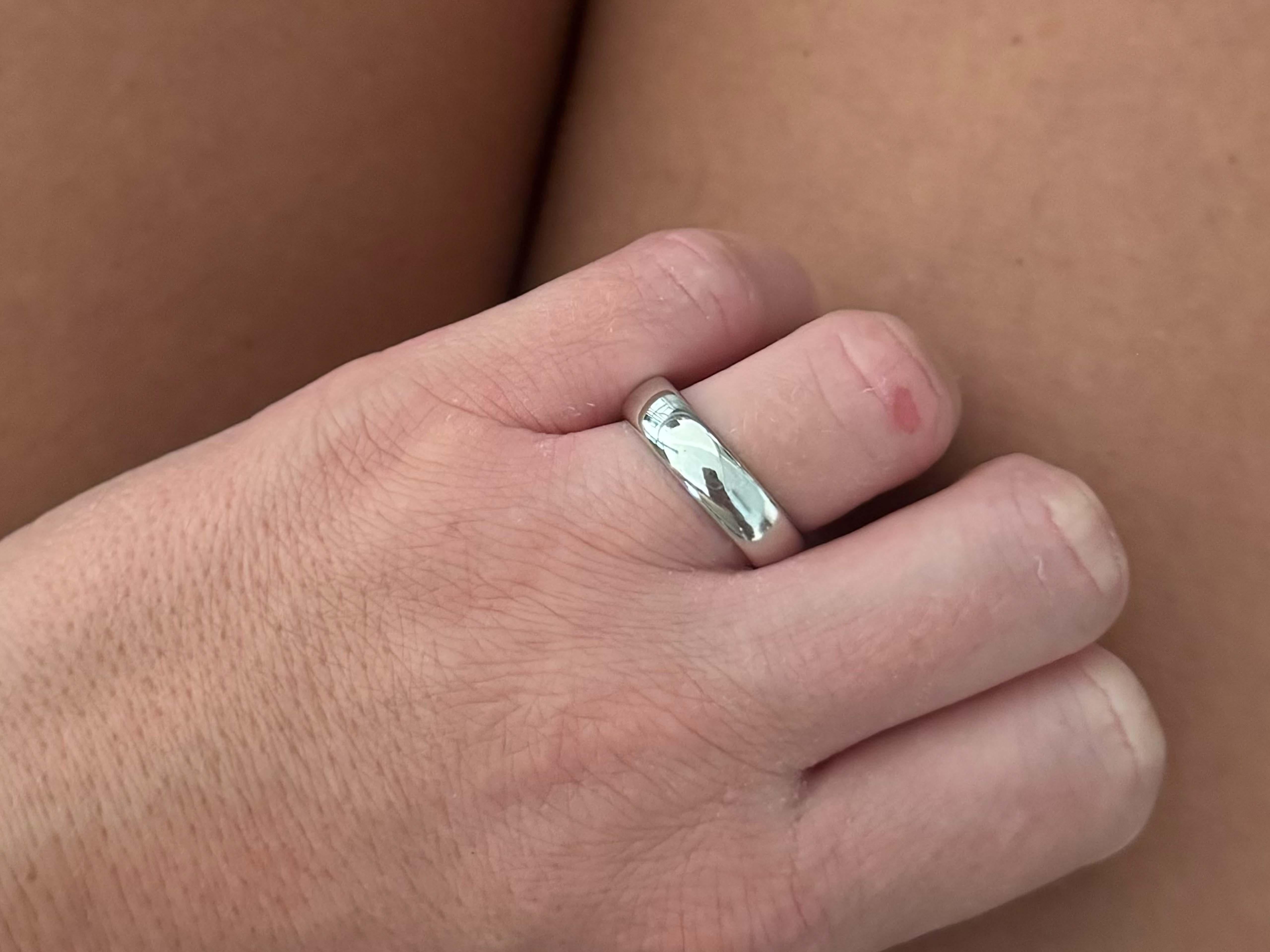 Item Specifications:

Brand: Tiffany & Co.

Model: Tiffany Forever Wedding Band Ring

Metal: Platinum 950

Ring Width: 6 mm

Ring Size: 9.75

Total Weight: 14.8 Grams

Stamped: 