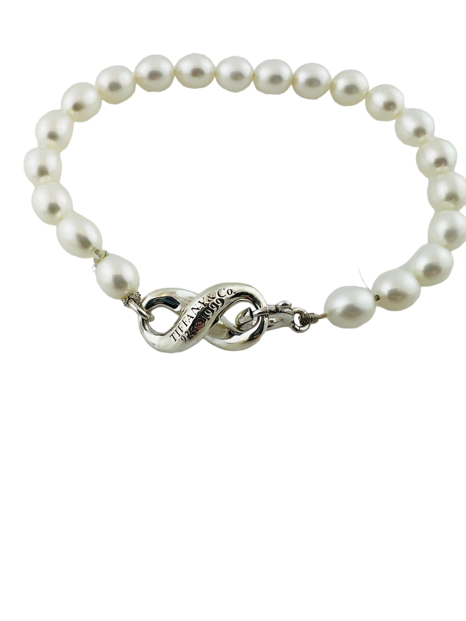 1999 Tiffany & Co Sterling Silver Infinity Figure 8 Pearl Bracelet

This gorgeous sterling silver infinity figure 8 bracelet features 21 beautiful pearls.

Pearls approximately 6.4mm each

Length: 6.75