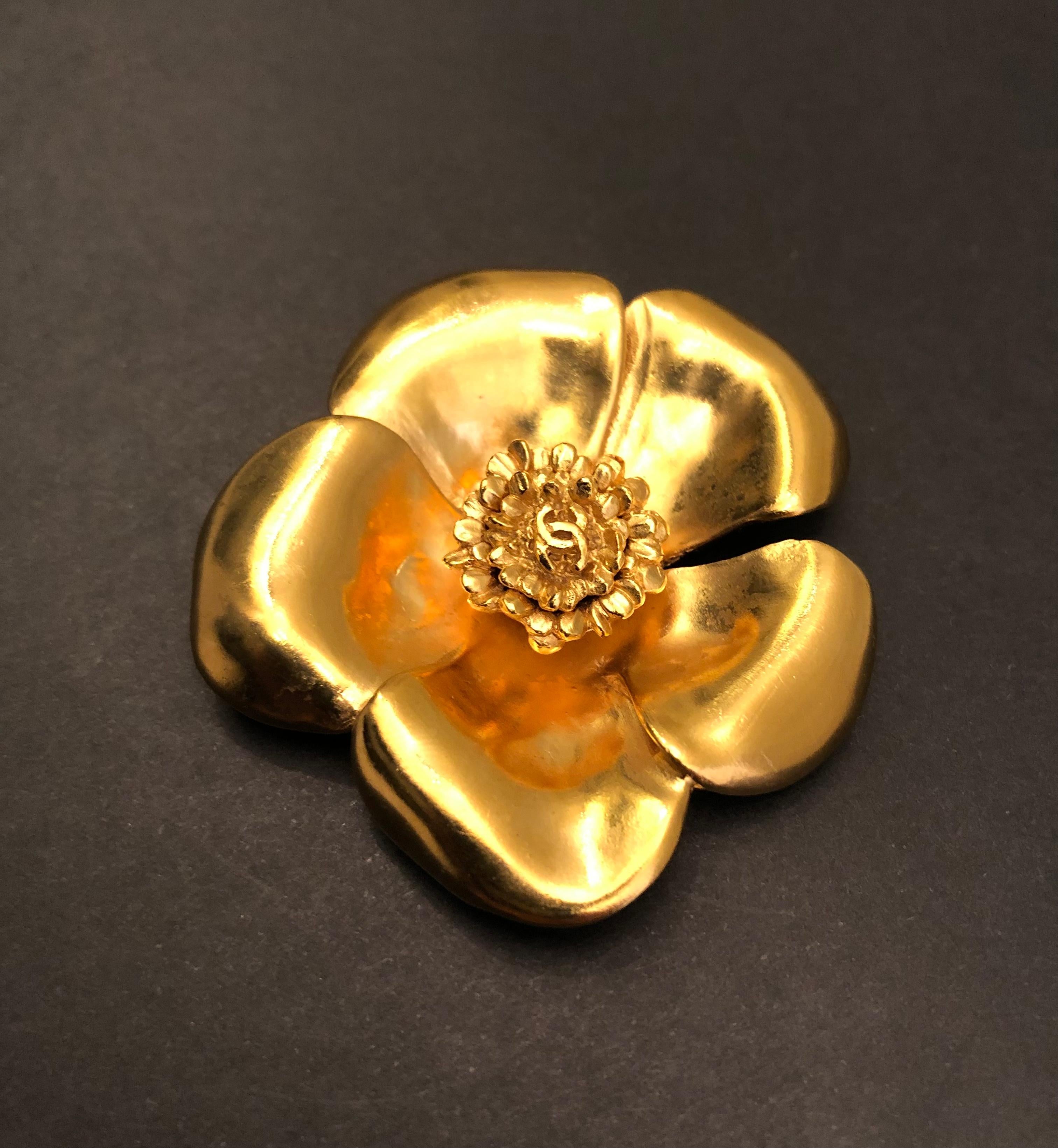 1999 Vintage CHANEL Gold Toned Camellia Brooch In Excellent Condition In Bangkok, TH