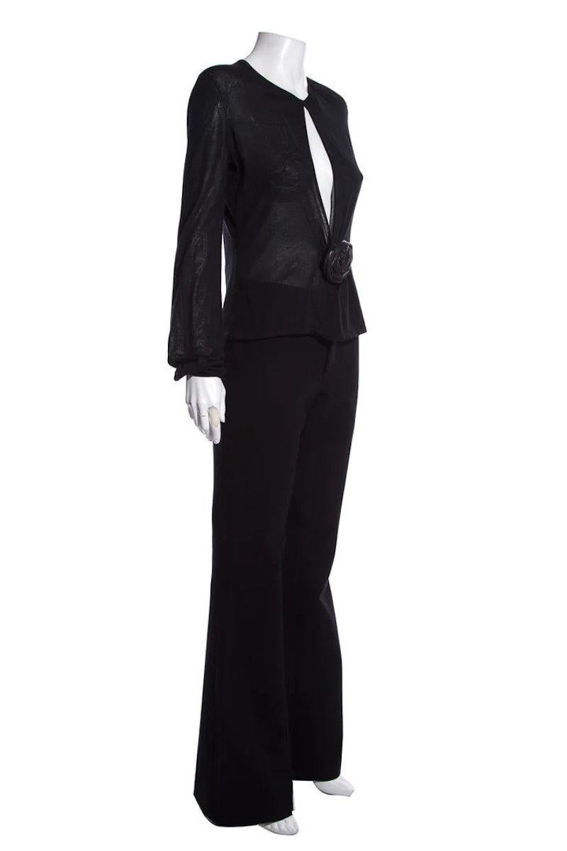 Gucci pant/ top set: wool wide leg with clasp and zipper closure top: long sleeve wrap top with flower detail. This item is in good condition.
Fabrics: Wool/Elastane
Size: US - 6 (top), IT - 42 (Pant), US - 6
Pants
Waist: 29