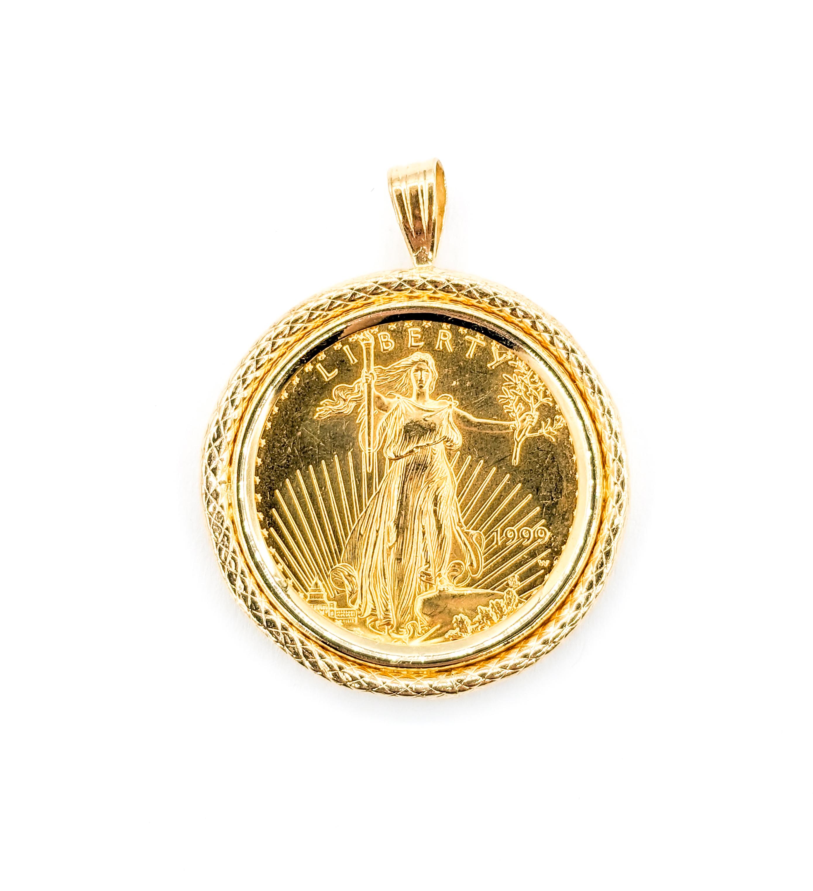 1999-w Münzanhänger in Gelbgold

Eine exquisite Anhänger-Münze aus 14-karätigem Gelbgold mit einer 5-Dollar-Goldmünze aus dem Jahr 1999 (91,67 % Reinheit), die die Eleganz der US-amerikanischen Prägeanstalt unterstreicht. Dieses atemberaubende Stück