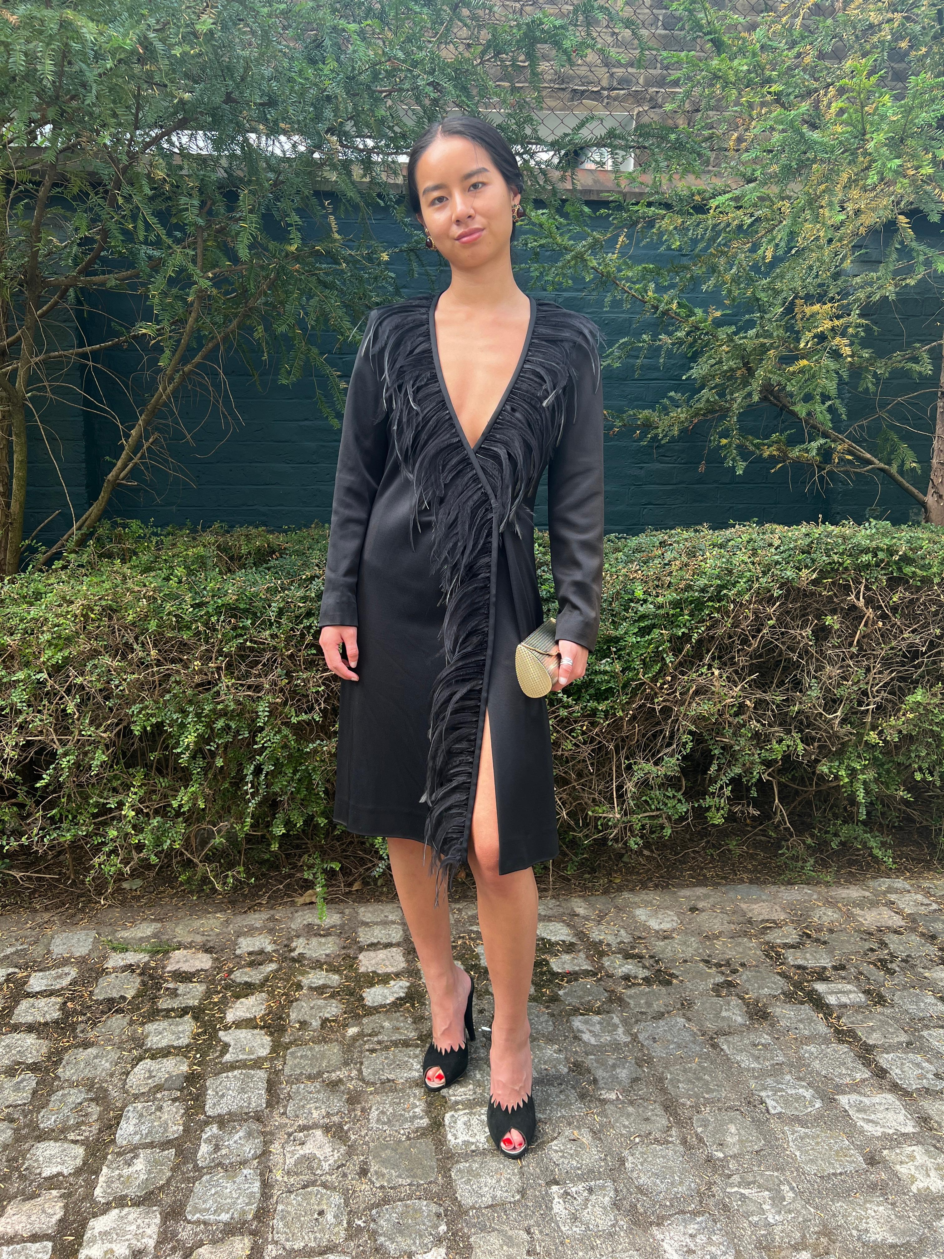 1999 Yves Saint Laurent Schwarzes Wickelkleid mit Federn im Angebot 3