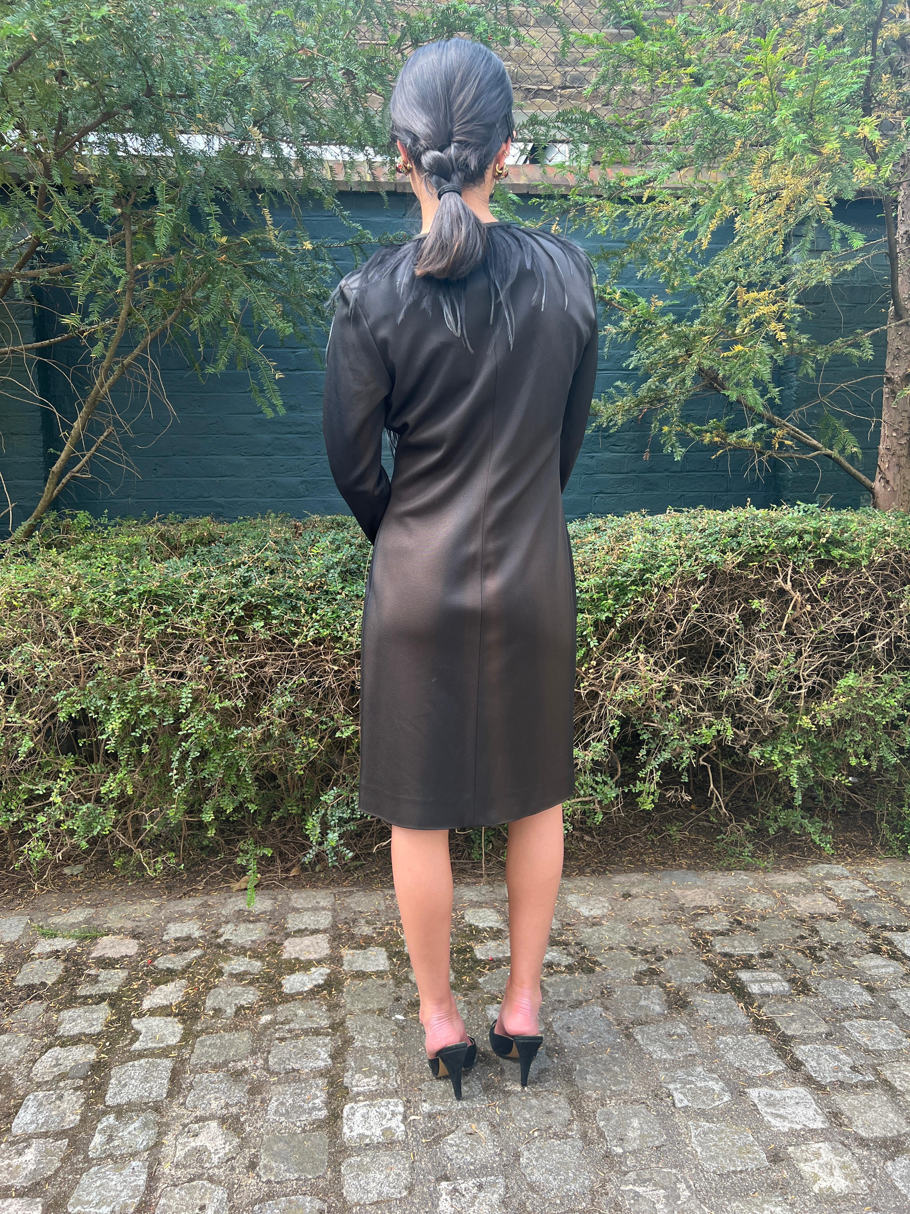 1999 Yves Saint Laurent Schwarzes Wickelkleid mit Federn im Angebot 4