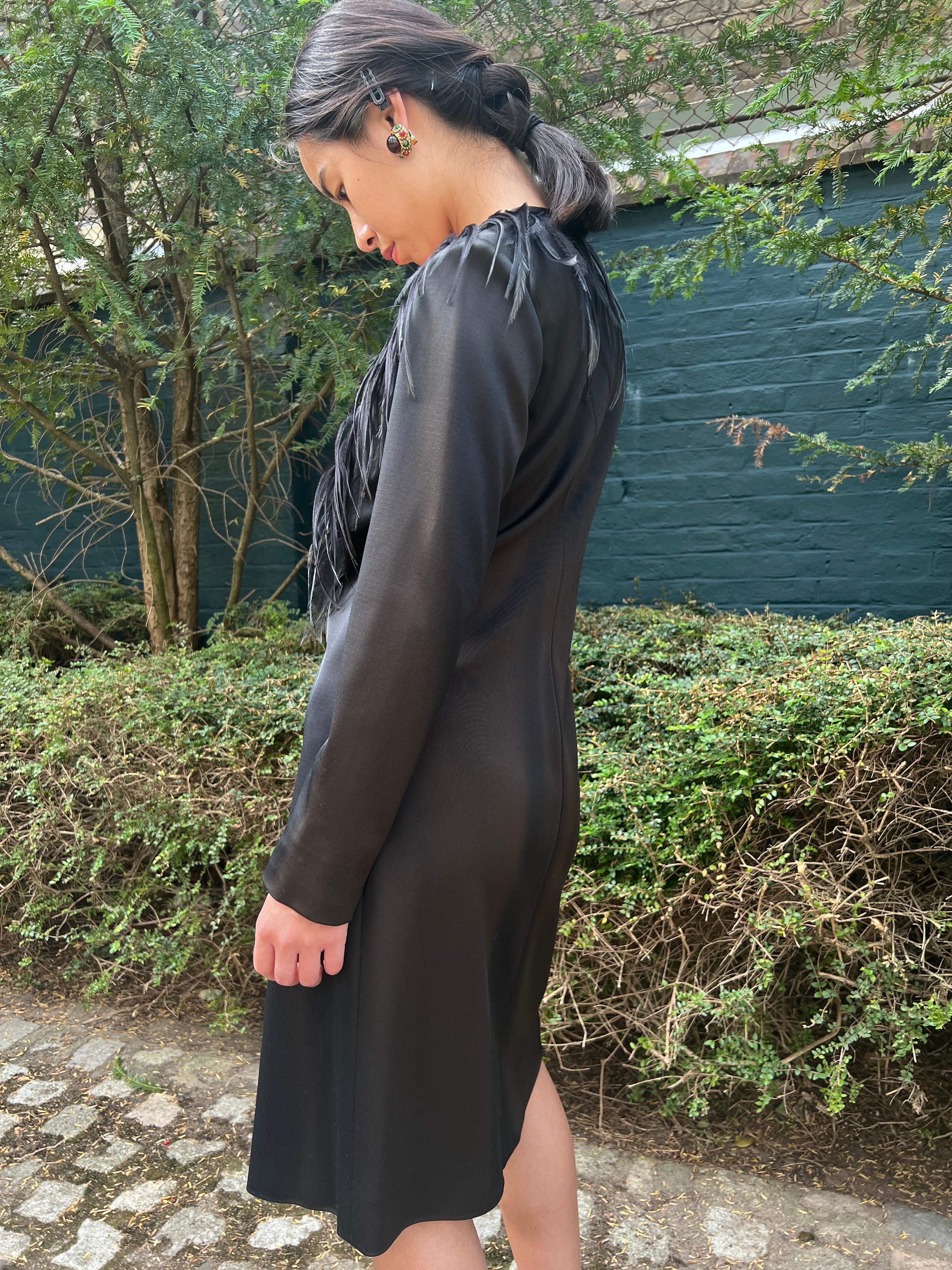 1999 Yves Saint Laurent Schwarzes Wickelkleid mit Federn im Angebot 5