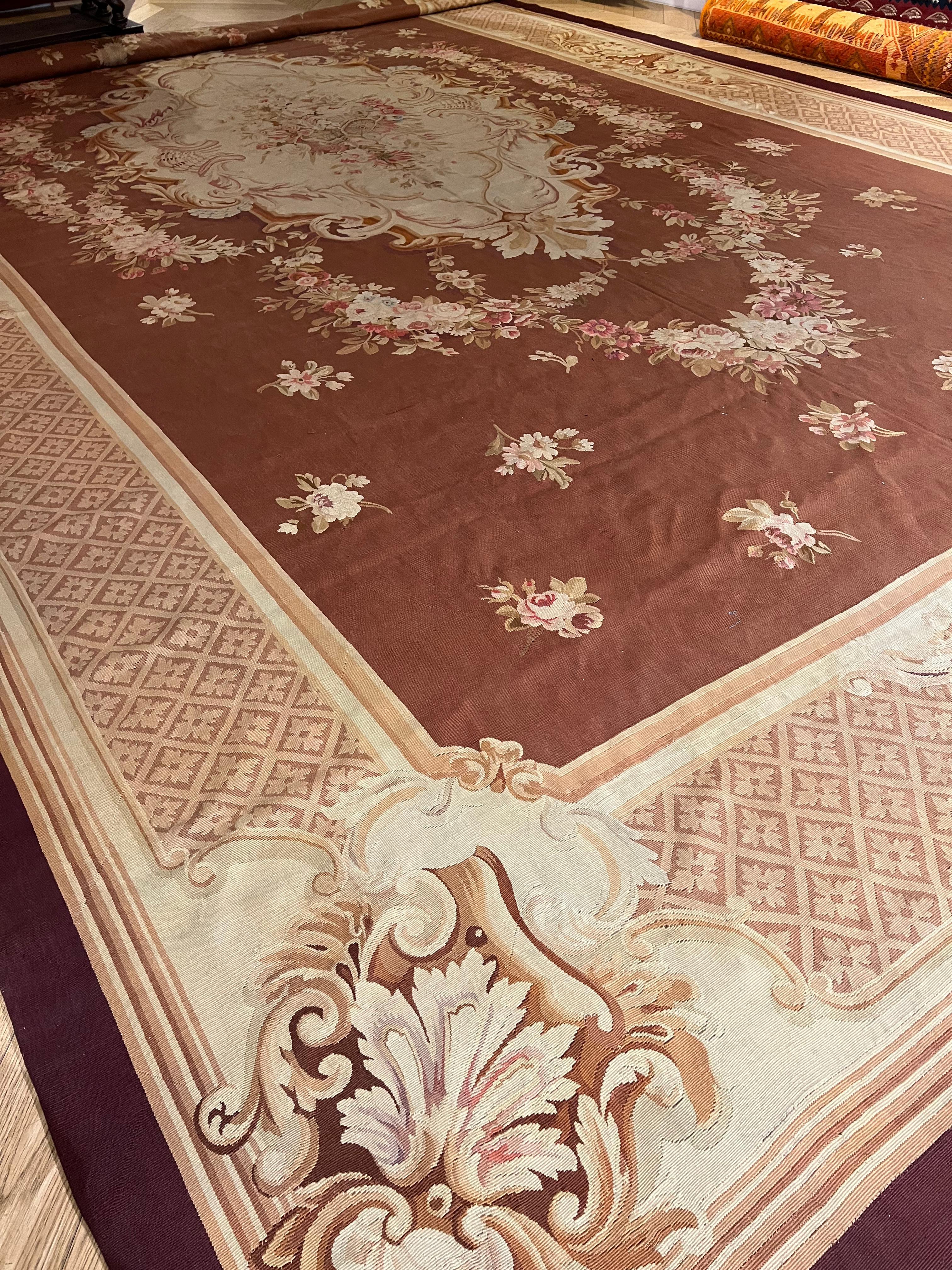 Die französische Manufaktur in Aubusson ist sowohl für die Herstellung von Wandteppichen als auch für das Weben schöner Bodenteppiche bekannt. Beide Textilien, die stets von hoher Qualität waren, sollten die prächtige Ausstattung der Villen und