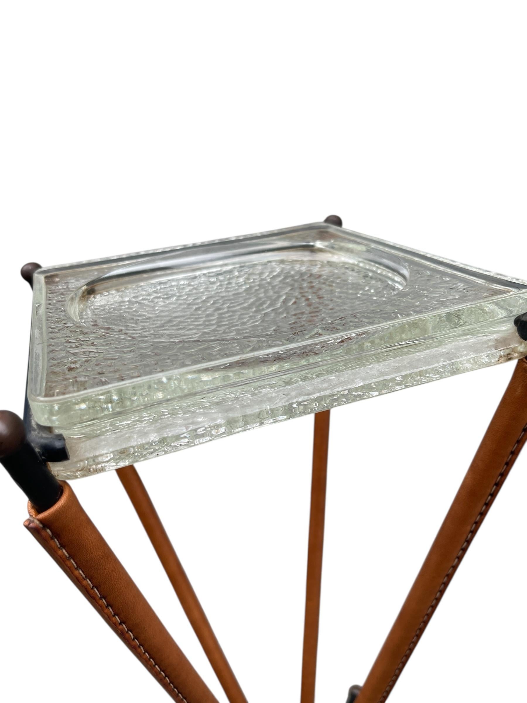 1950er Jahre Beistelltisch aus genähtem Leder und Saint-Gobain-Glas 
Das Glas kann von oben nach unten verwendet werden