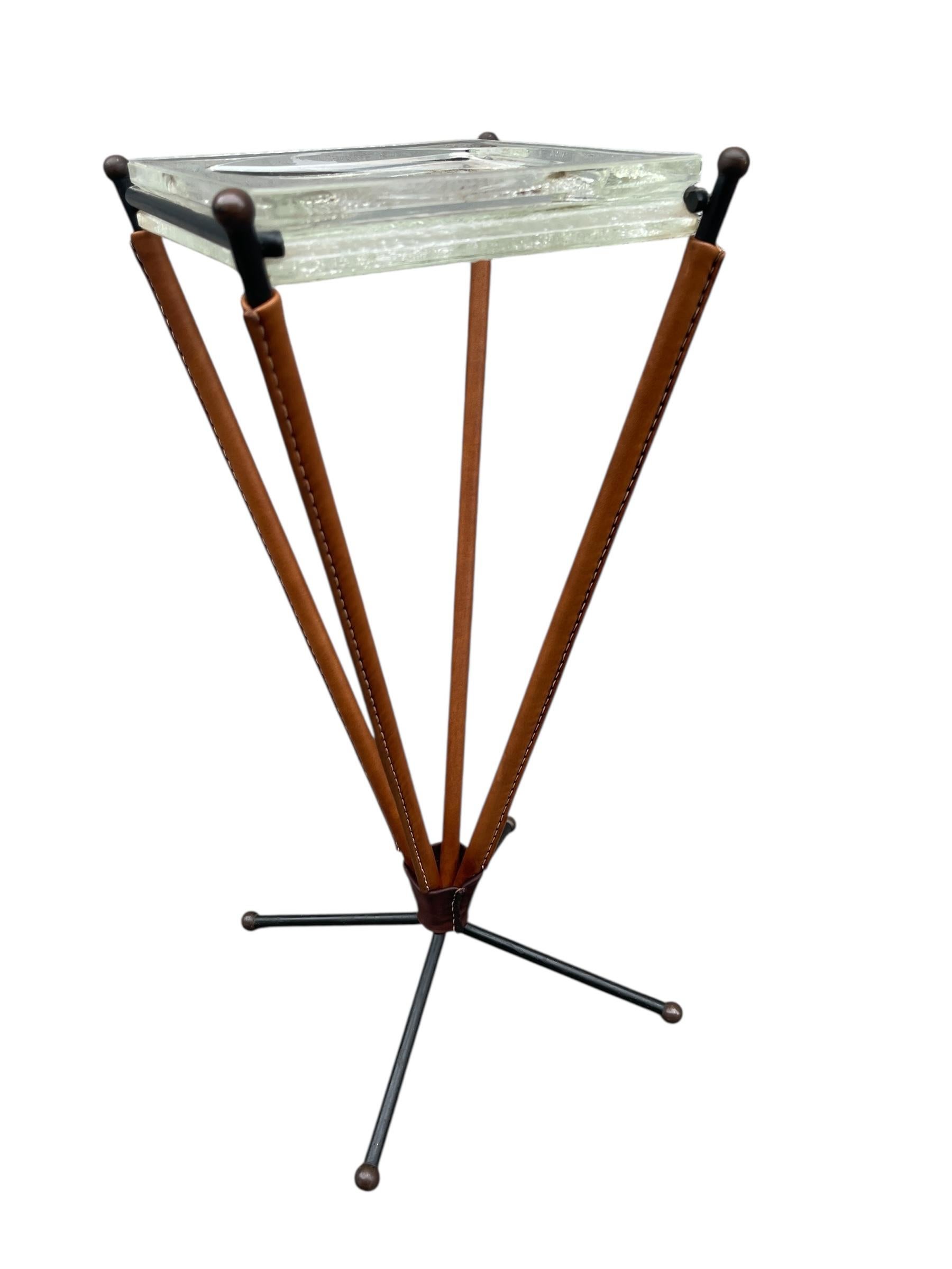 19(à's Genähter Beistelltisch oder Videopoche von Jacques Adnet (Französisch) im Angebot