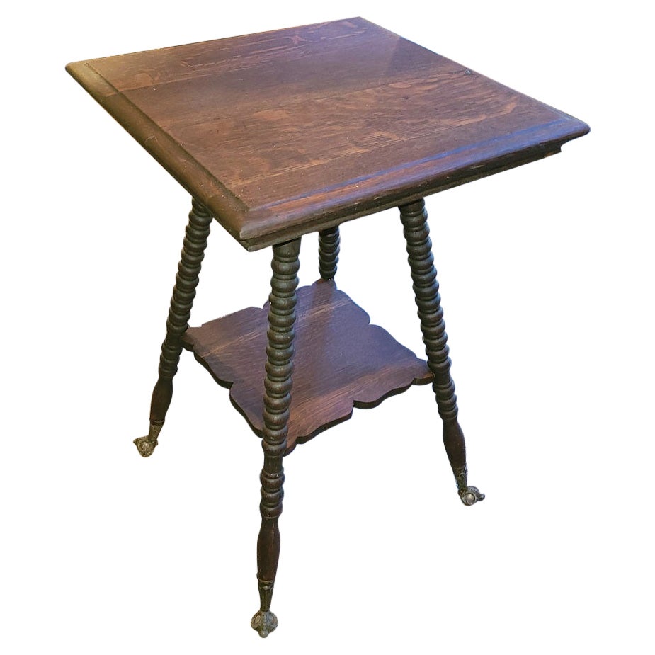 Mesa auxiliar de roble tigre americano de 19C con patas de garra y cristal de roca