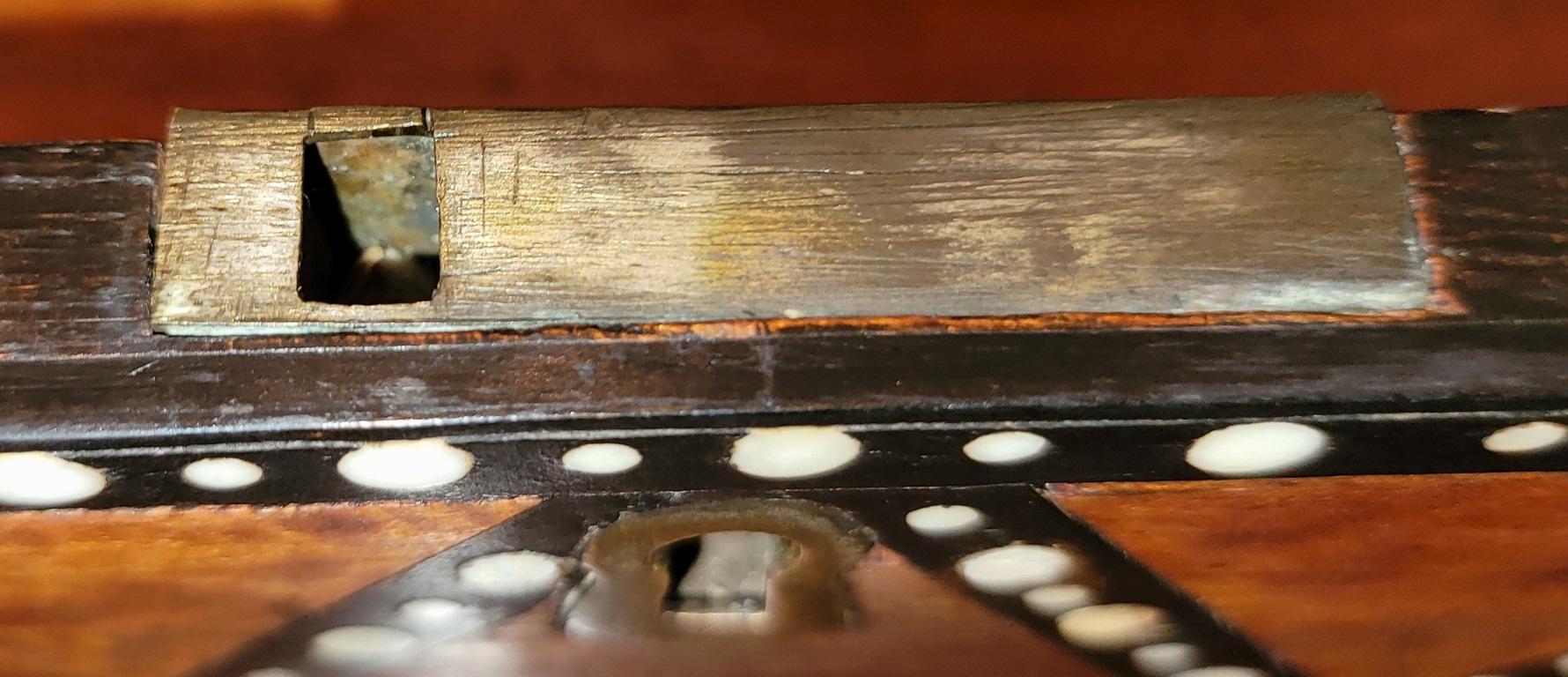 Nous vous présentons un magnifique et rare coffret à bibelots en bois d'Anglo Ceylan du 19e siècle.

Fabriqué à 