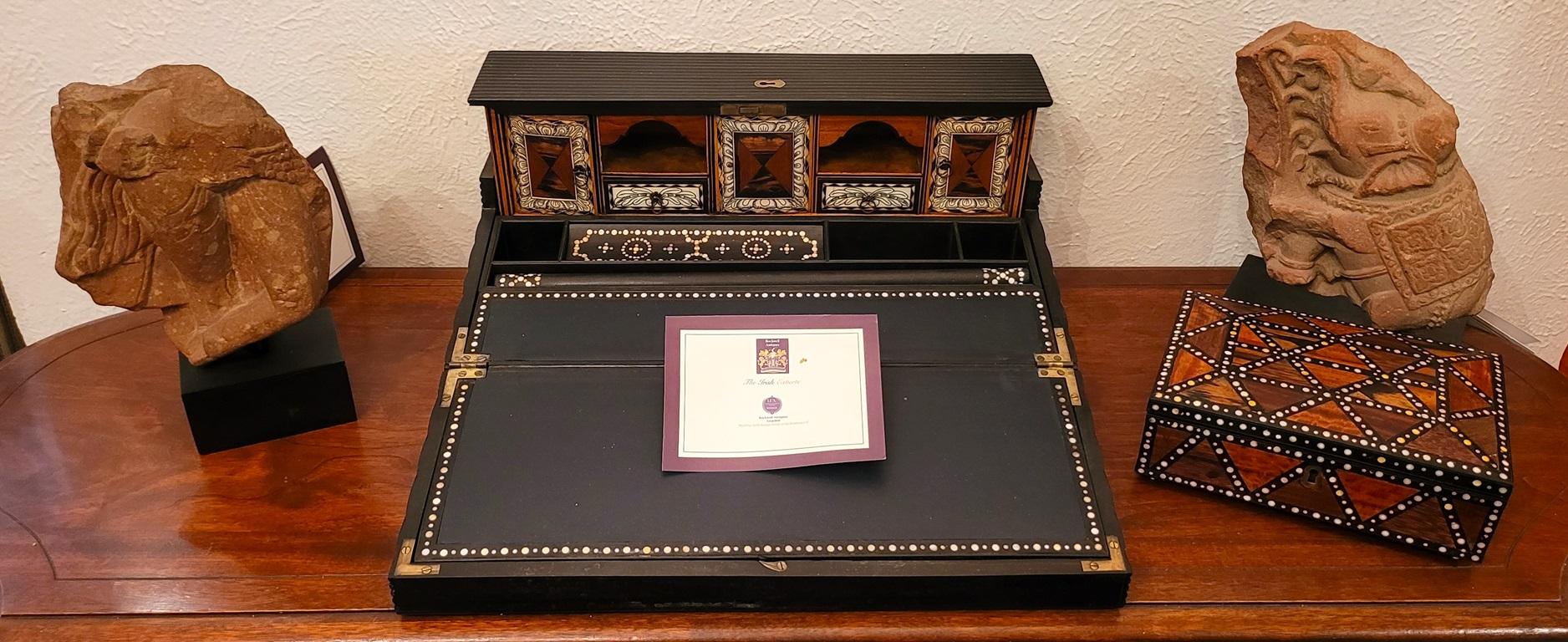 Boîte à bibelots en bois de spécimen anglo-ceylanais du 19e siècle en vente 4