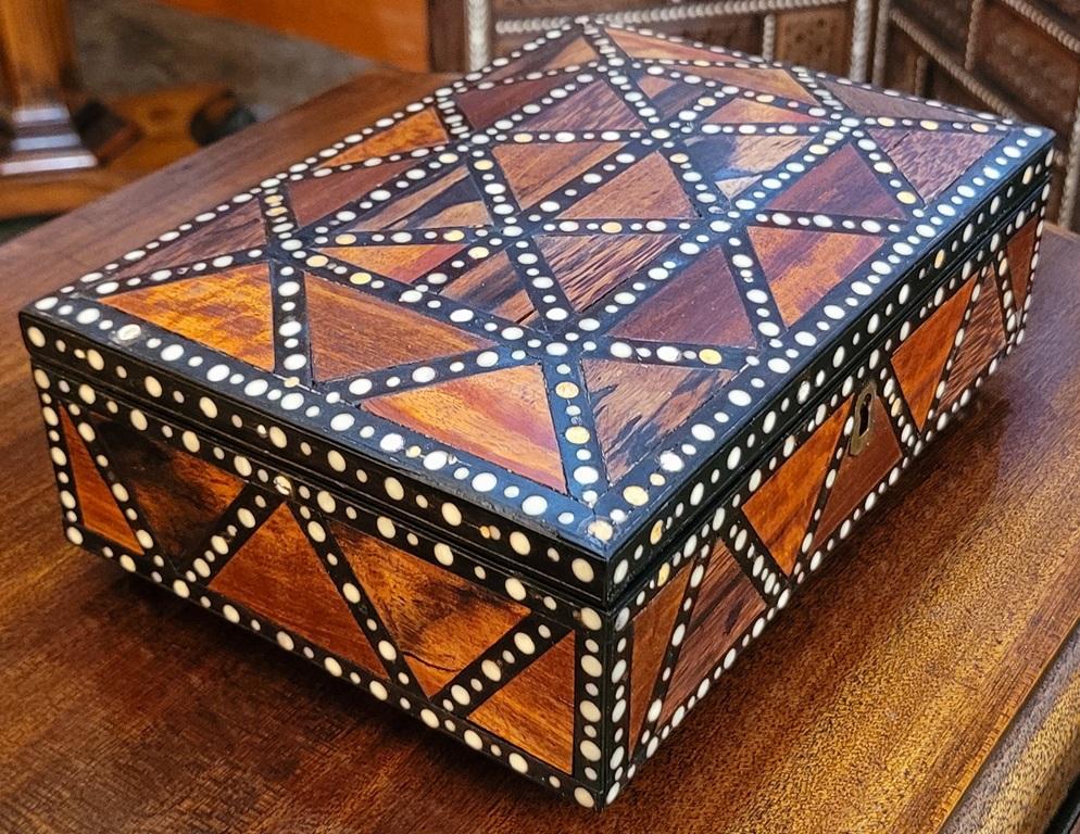 19C Anglo Ceylonese Specimen Wood Trinket Box In Good Condition For Sale In Dallas, TX