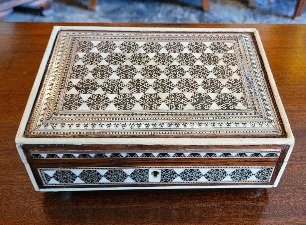 PRESENTING a LOVELY 19C Anglo Indian Bombay MOP (Mother of Pearl) Sadeli Mosaic Trinket Box from circa 1875-85.

Gorgeously detailed and hand-crafted ‘sadeli mosaic’ inlay, from the Bombay Area, with deep greens with silver, pewter, mother of
