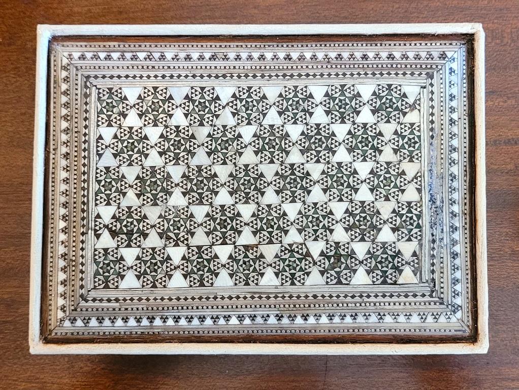 19. Jahrhundert Anglo-indische Bombay MOP Sadeli Mosaik Schachtel im Zustand „Relativ gut“ im Angebot in Dallas, TX