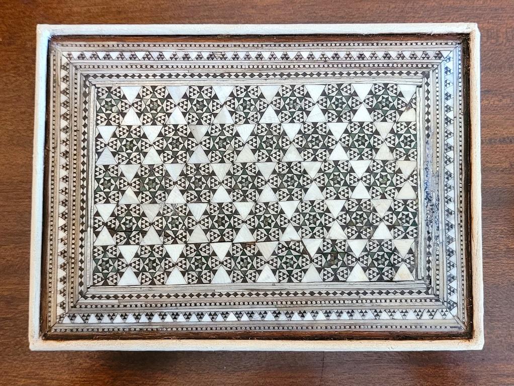 Anglo-indien Boîte à bijoux en mosaïque Sadeli de Bombay de style anglo-indien du 19e siècle en vente