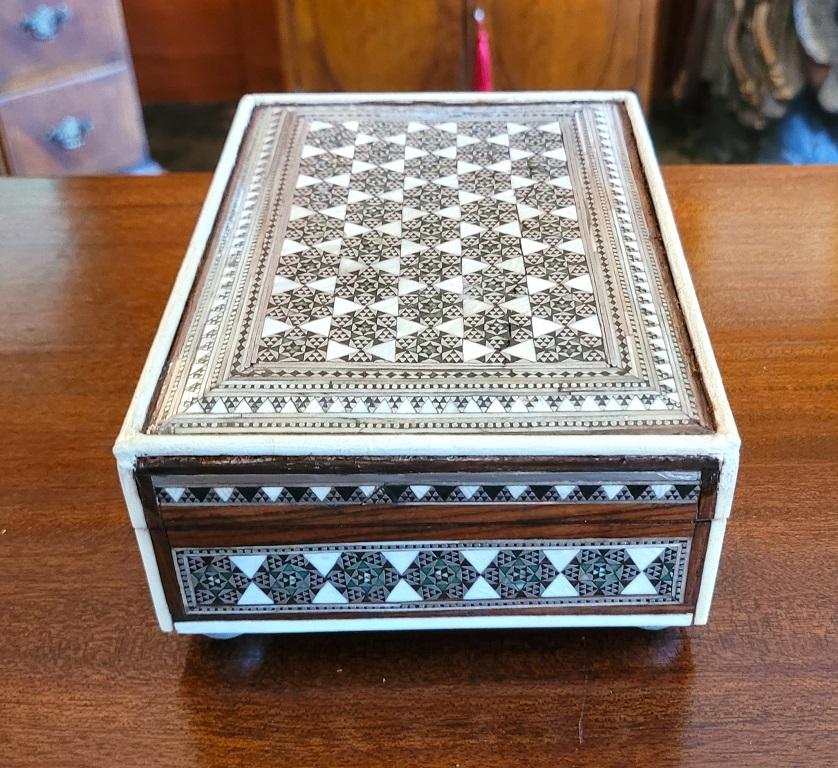 19C Anglo Indian Bombay MOP Sadeli Mosaic Trinket Box In Fair Condition For Sale In Dallas, TX