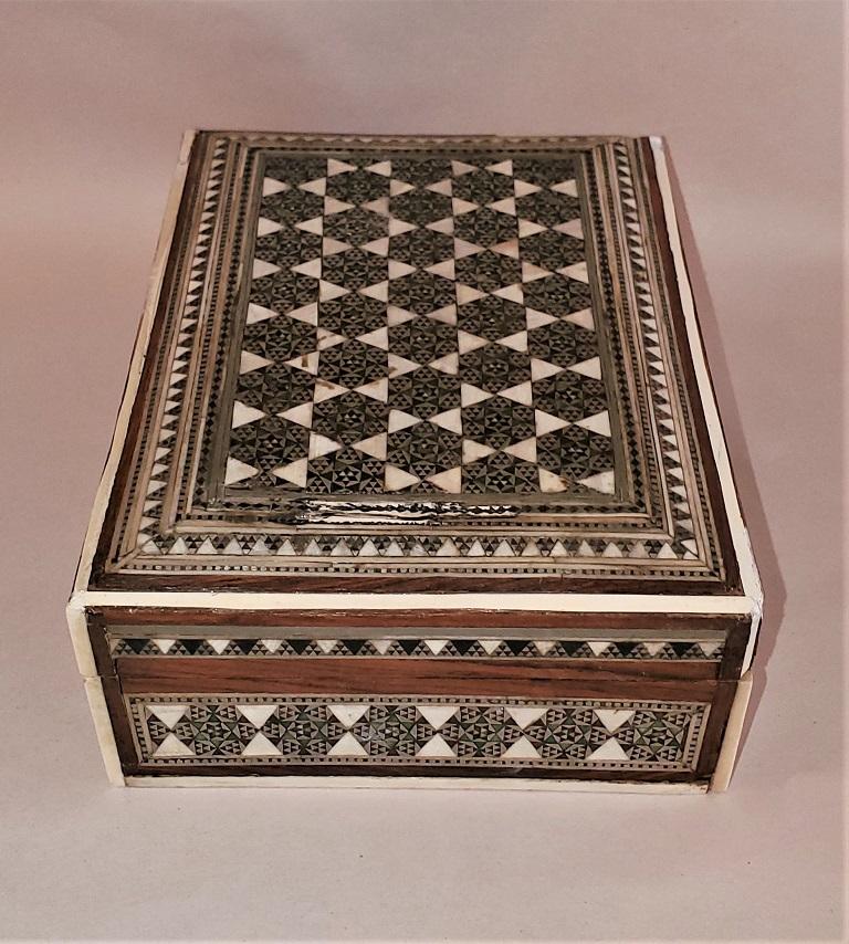 Bone 19th Century Anglo Indian Bombay Mother or Pearl Sadeli Trinket Box For Sale