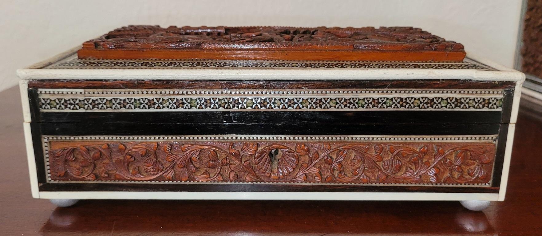 Mosaïque Boîte anglo-indienne en bois de padouk sculpté et en mosaïque de sadeli datant du 19e siècle en vente