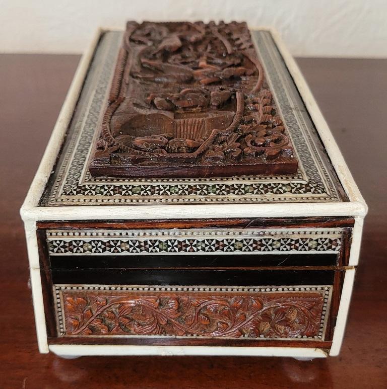 XIXe siècle Boîte anglo-indienne en bois de padouk sculpté et en mosaïque de sadeli datant du 19e siècle en vente